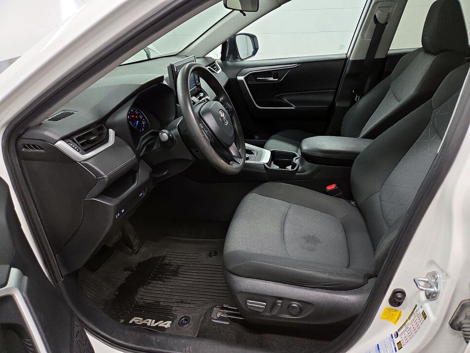 2020 Toyota RAV4 XLE - Photo 10