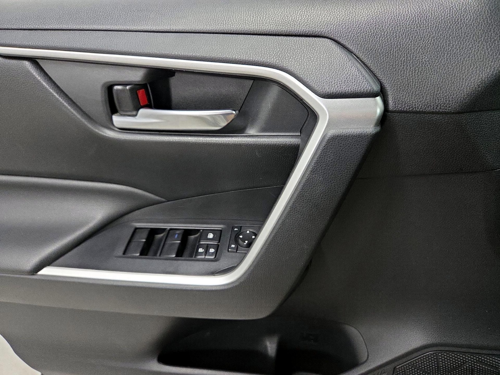 2020 Toyota RAV4 XLE - Photo 11