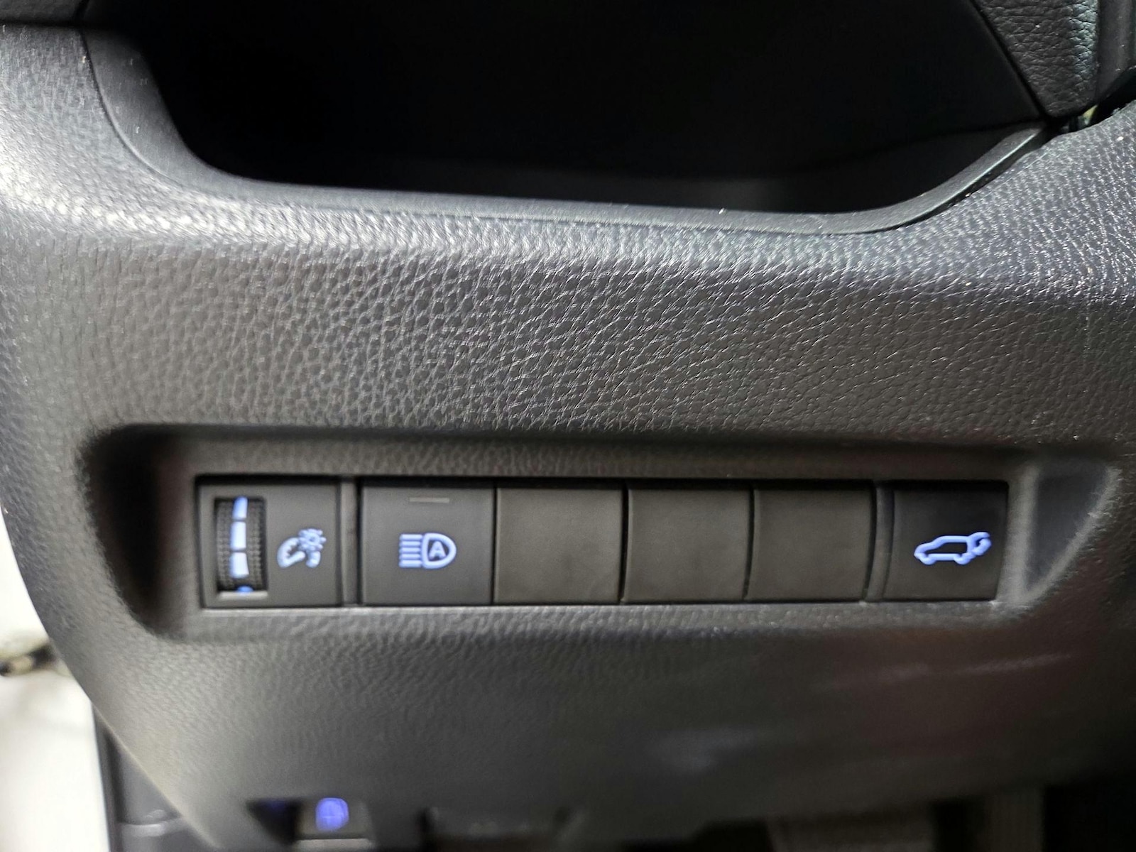 2020 Toyota RAV4 XLE - Photo 12