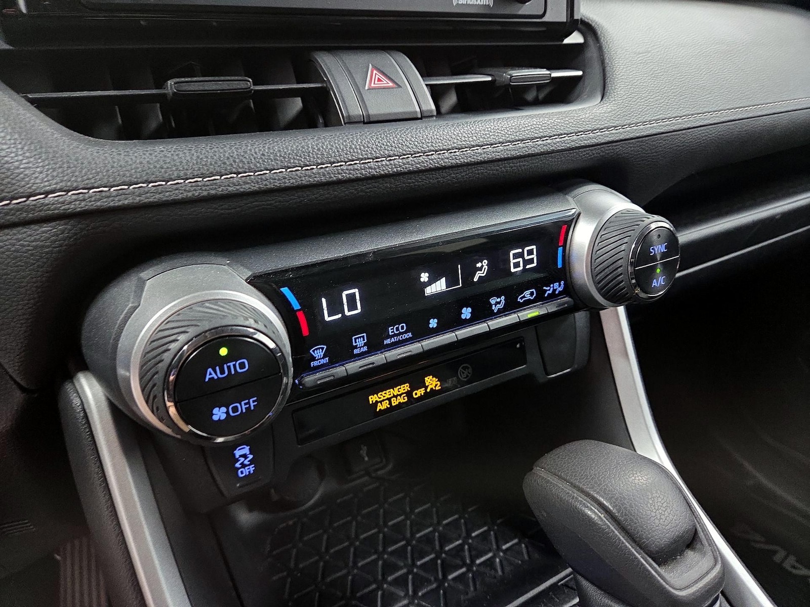 2020 Toyota RAV4 XLE - Photo 15