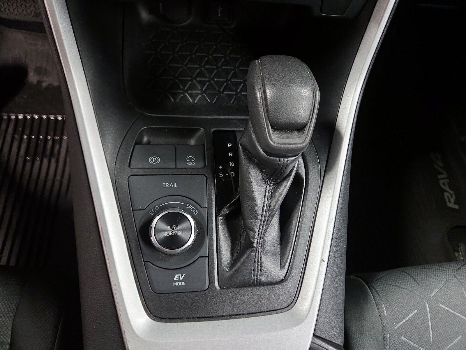 2020 Toyota RAV4 XLE - Photo 16