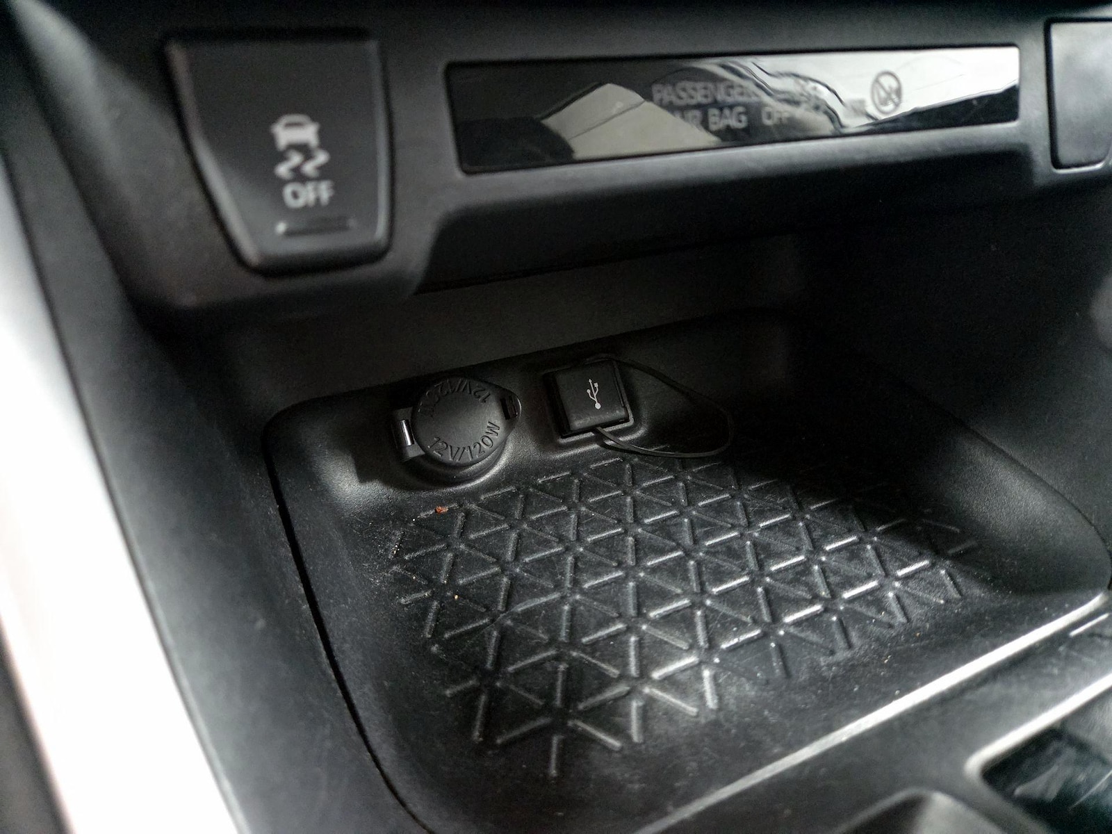 2020 Toyota RAV4 XLE - Photo 17