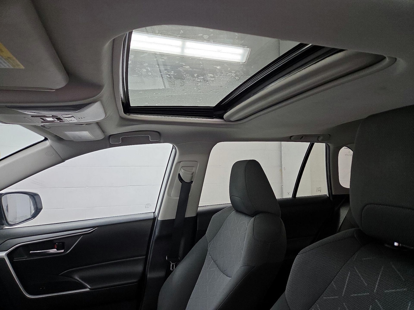2020 Toyota RAV4 XLE - Photo 18