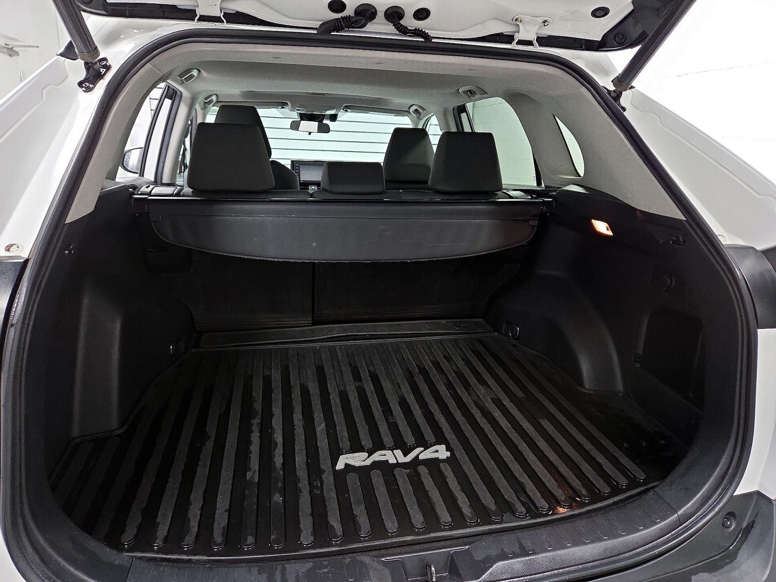 2020 Toyota RAV4 XLE - Photo 20