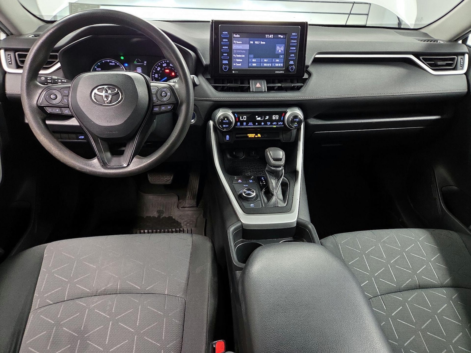 2020 Toyota RAV4 XLE - Photo 8