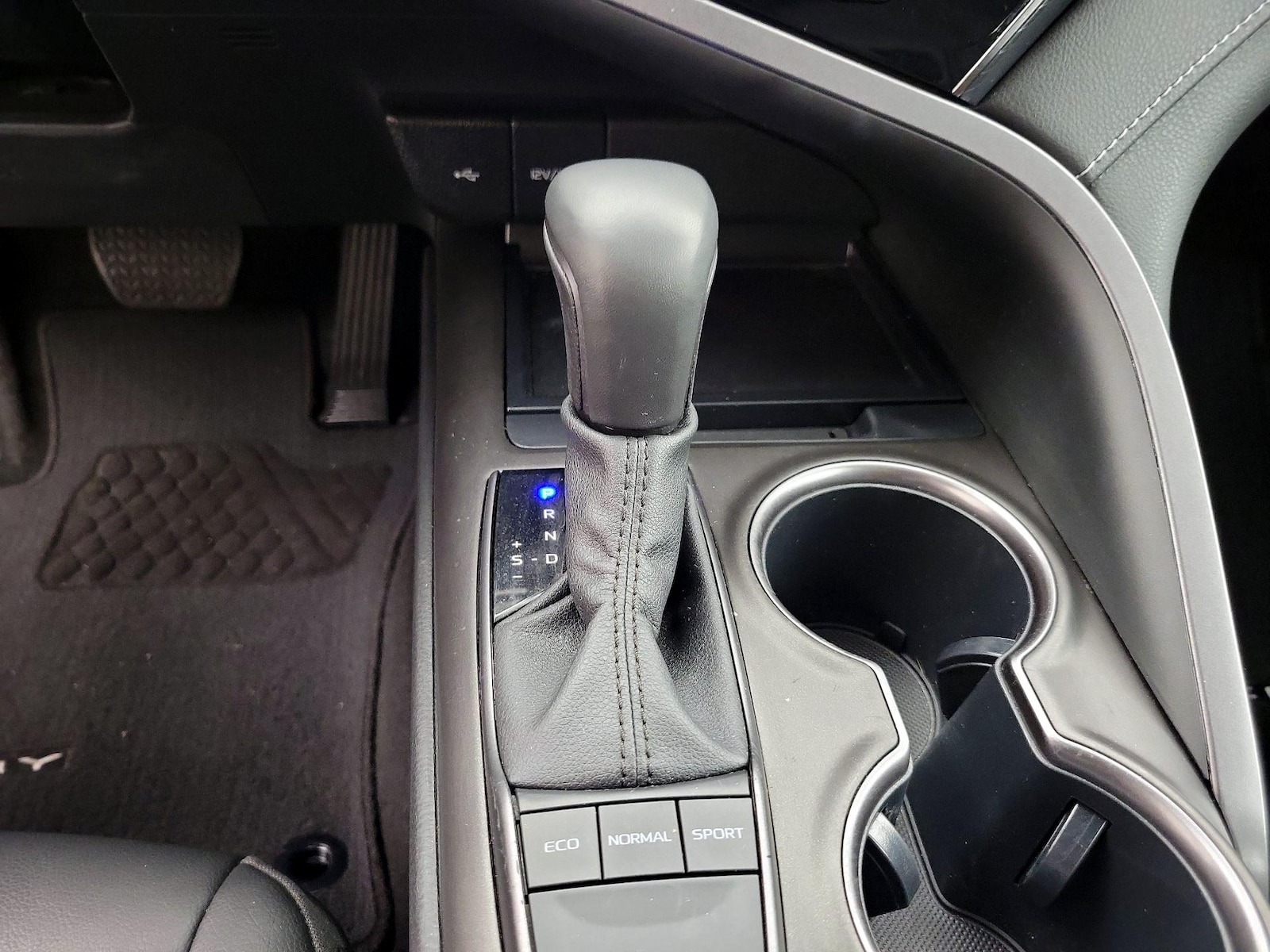 2023 Toyota Camry SE - Photo 18