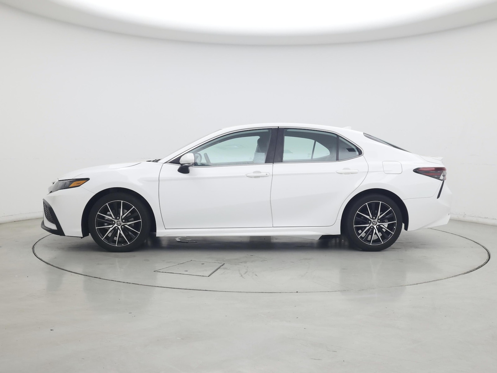 2023 Toyota Camry SE - Photo 4