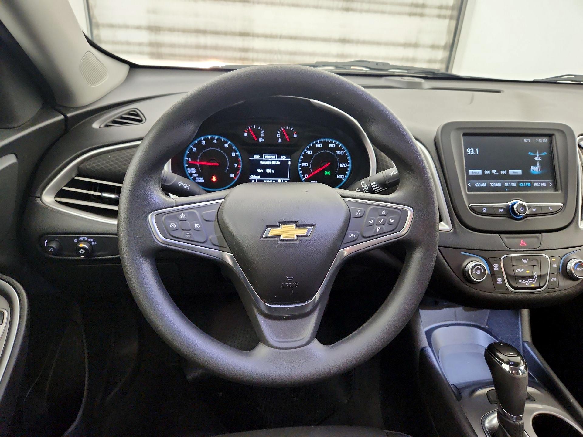 Thumbnail: 2017 Chevrolet Malibu - 10