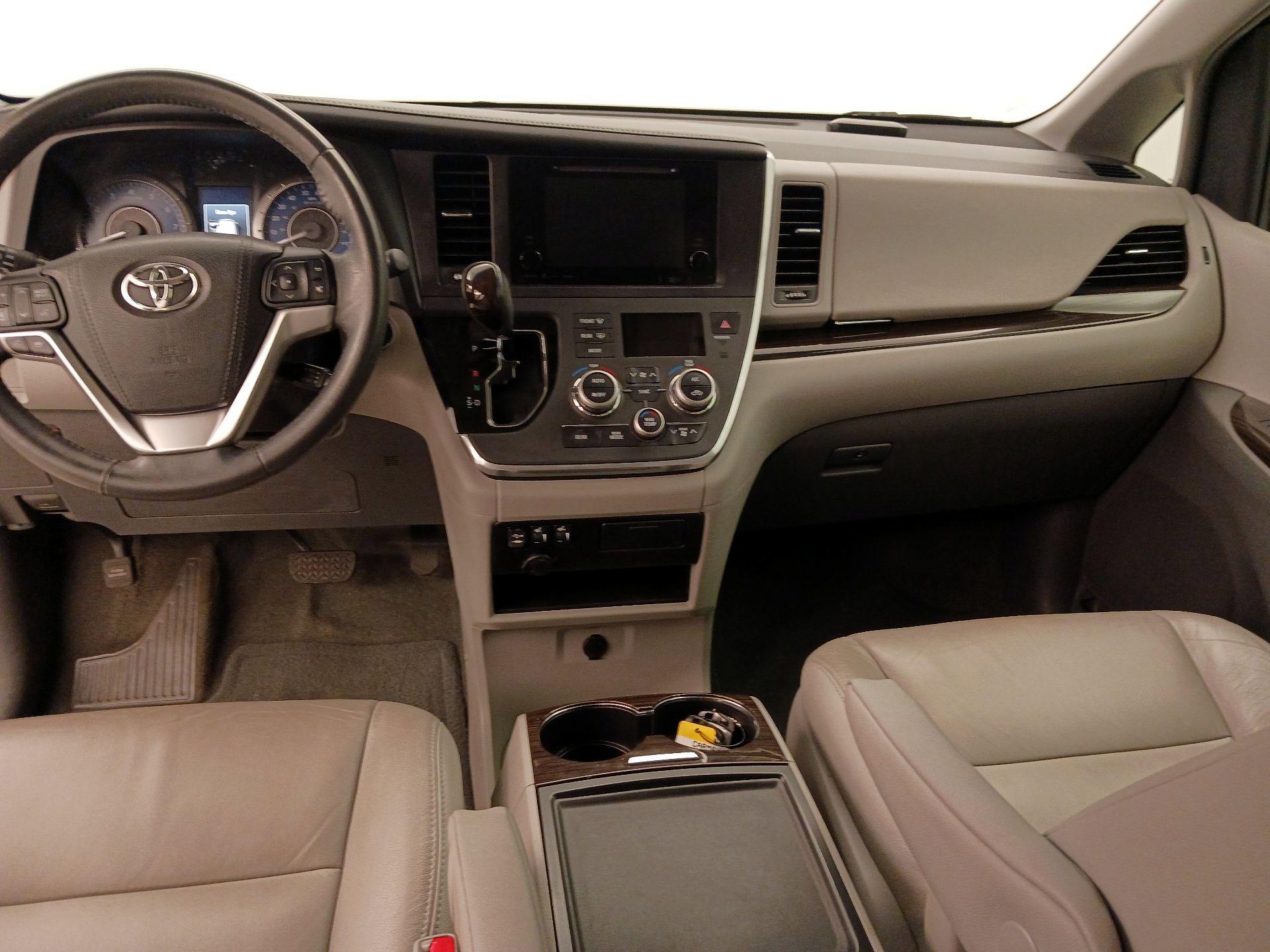 Thumbnail: 2016 Toyota Sienna - 9