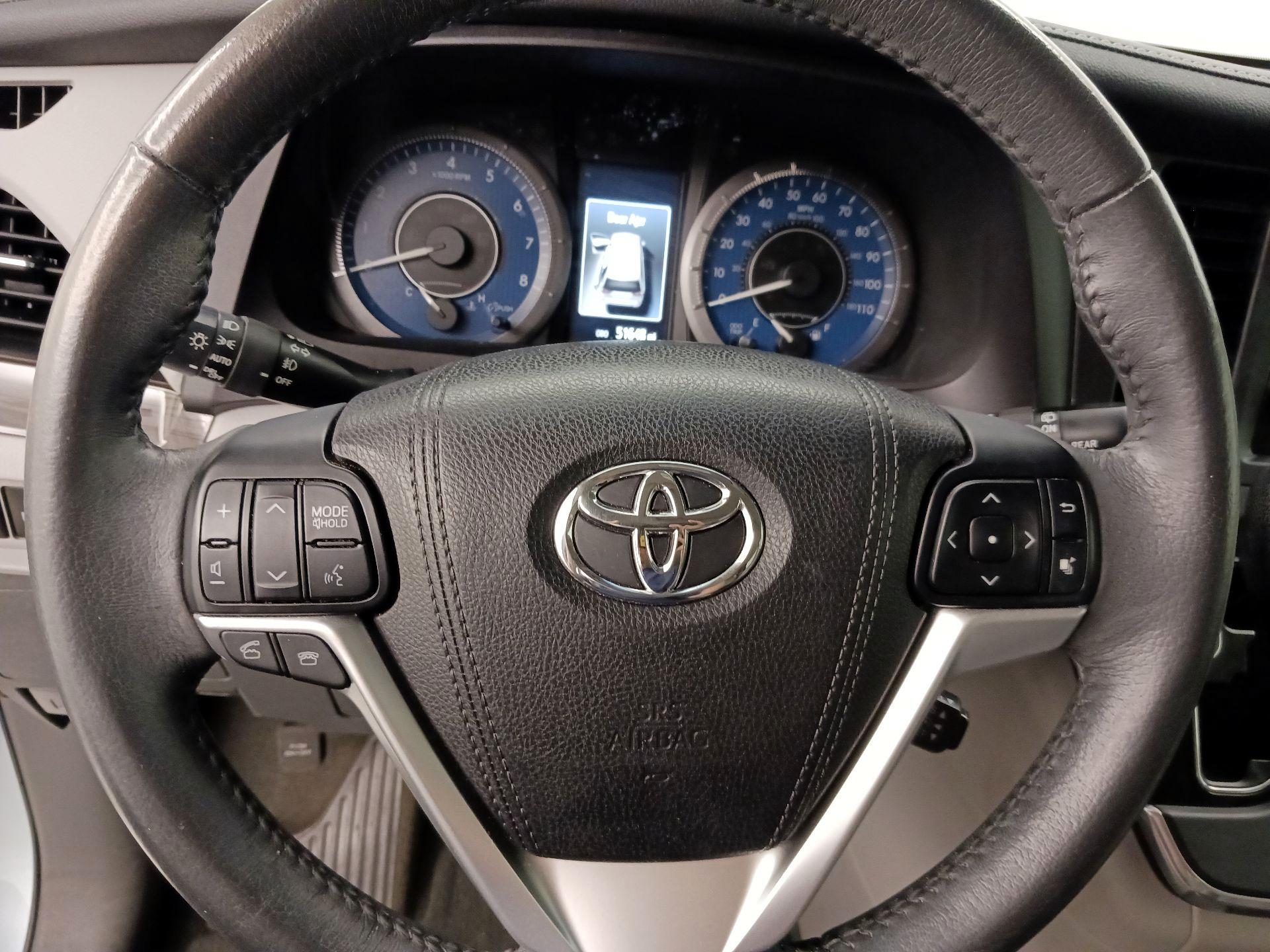 Thumbnail: 2016 Toyota Sienna - 10