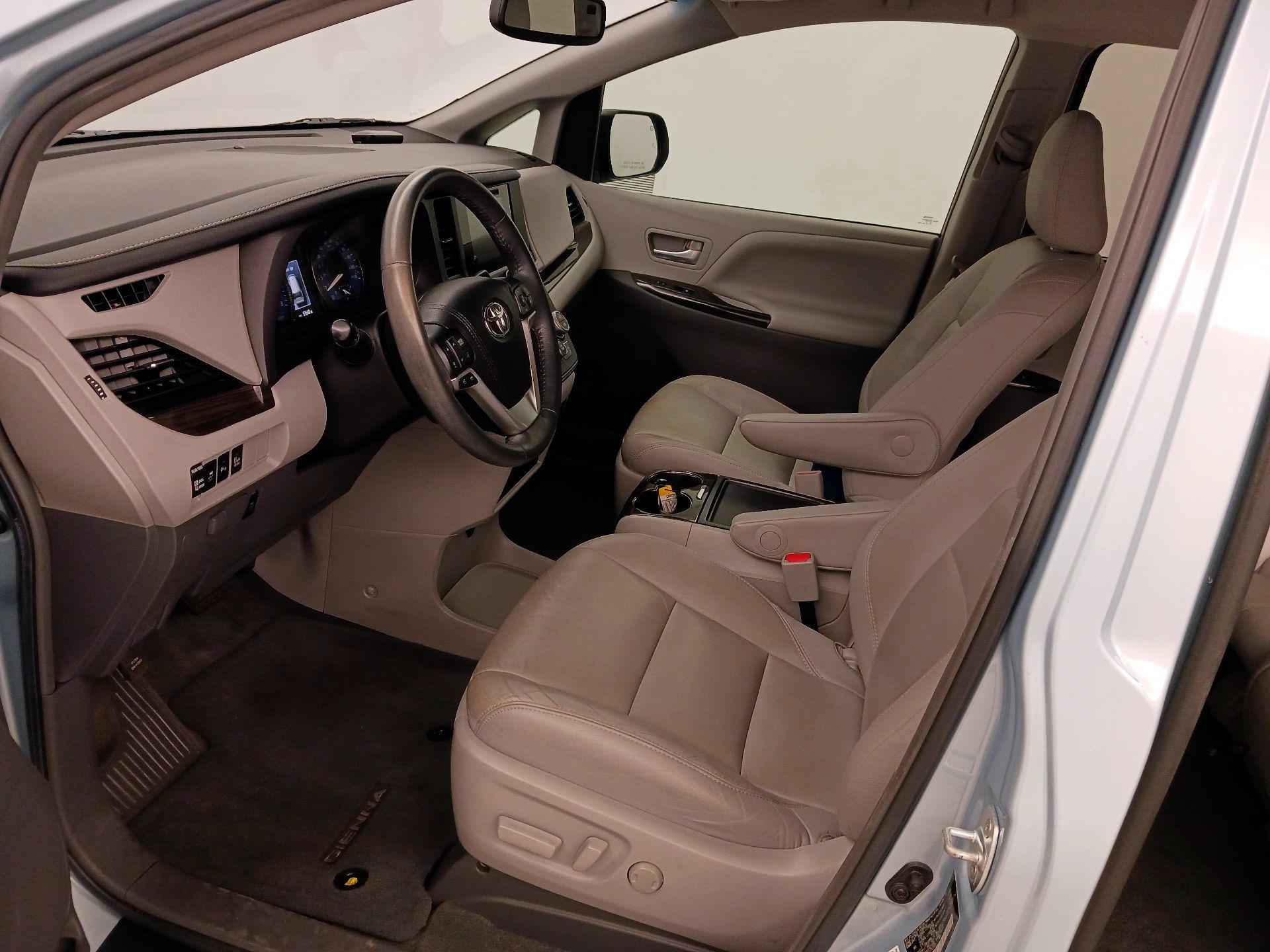 Thumbnail: 2016 Toyota Sienna - 11
