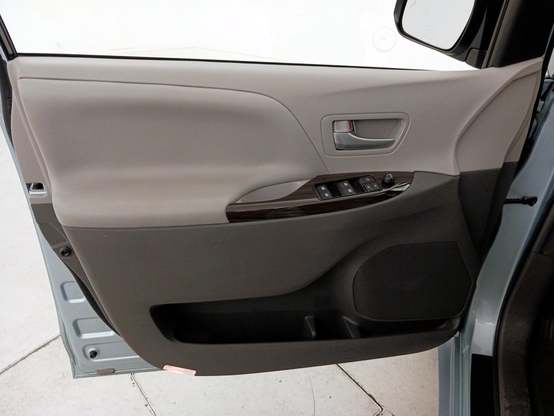 Thumbnail: 2016 Toyota Sienna - 12