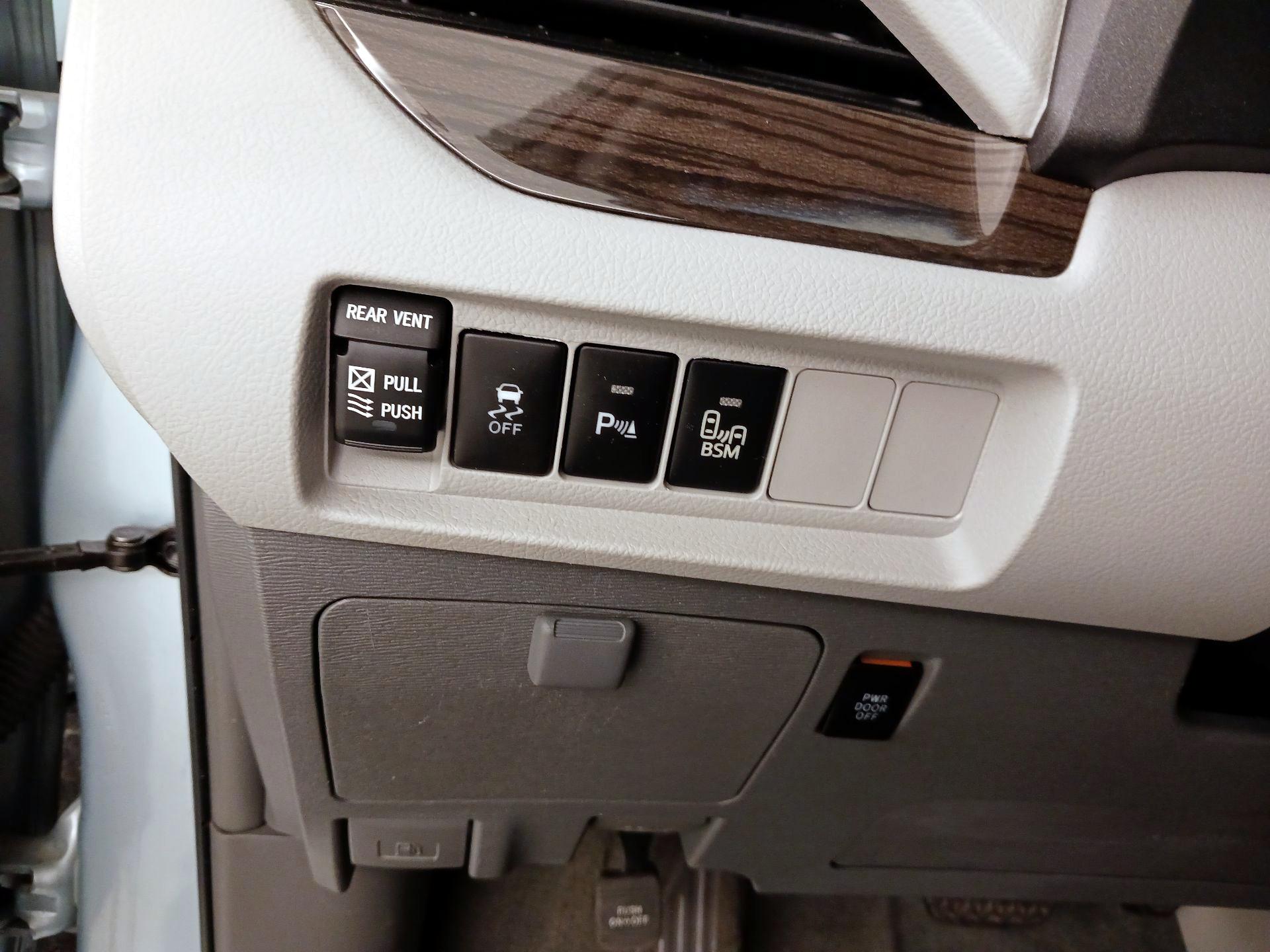 Thumbnail: 2016 Toyota Sienna - 13