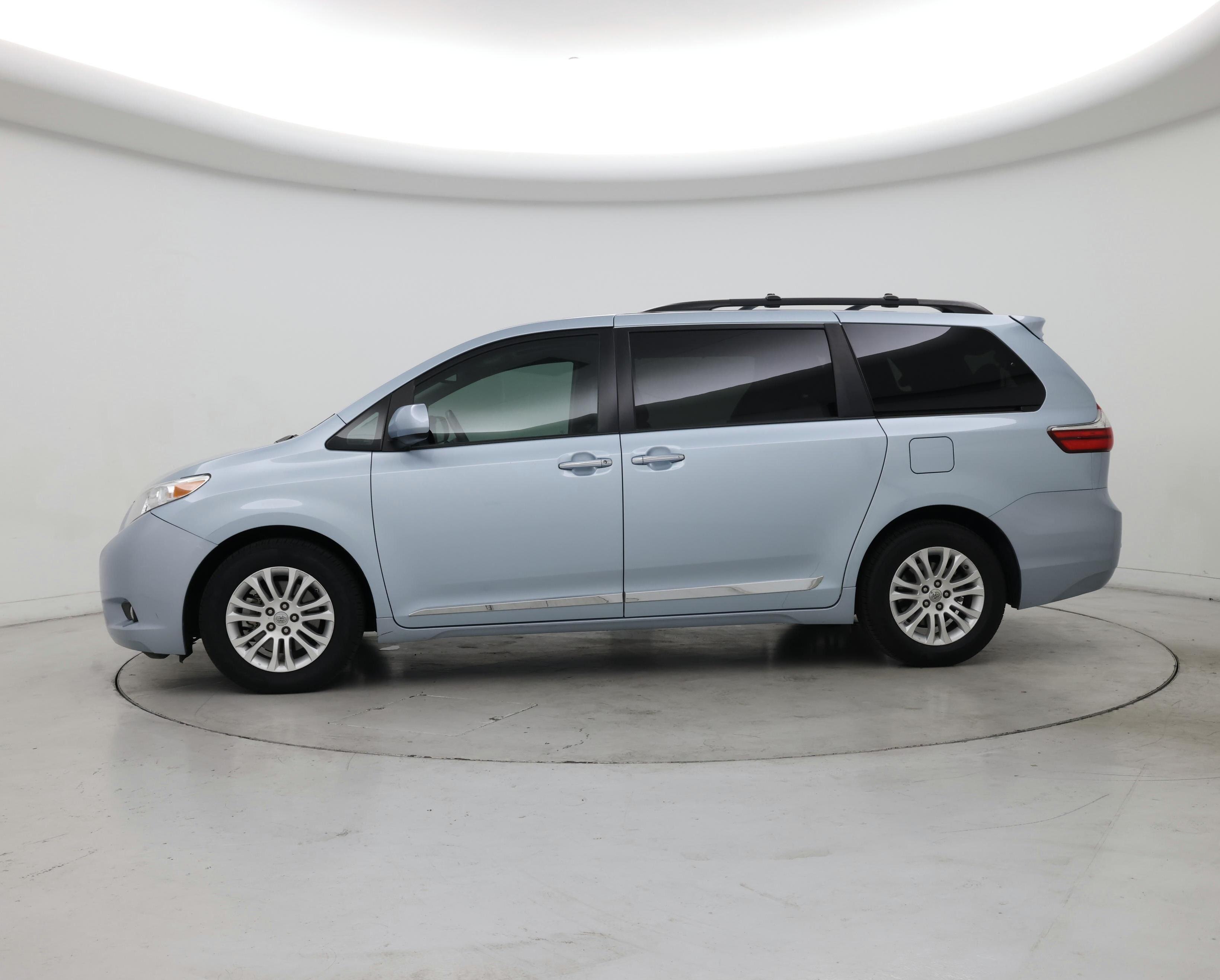 Thumbnail: 2016 Toyota Sienna - 3