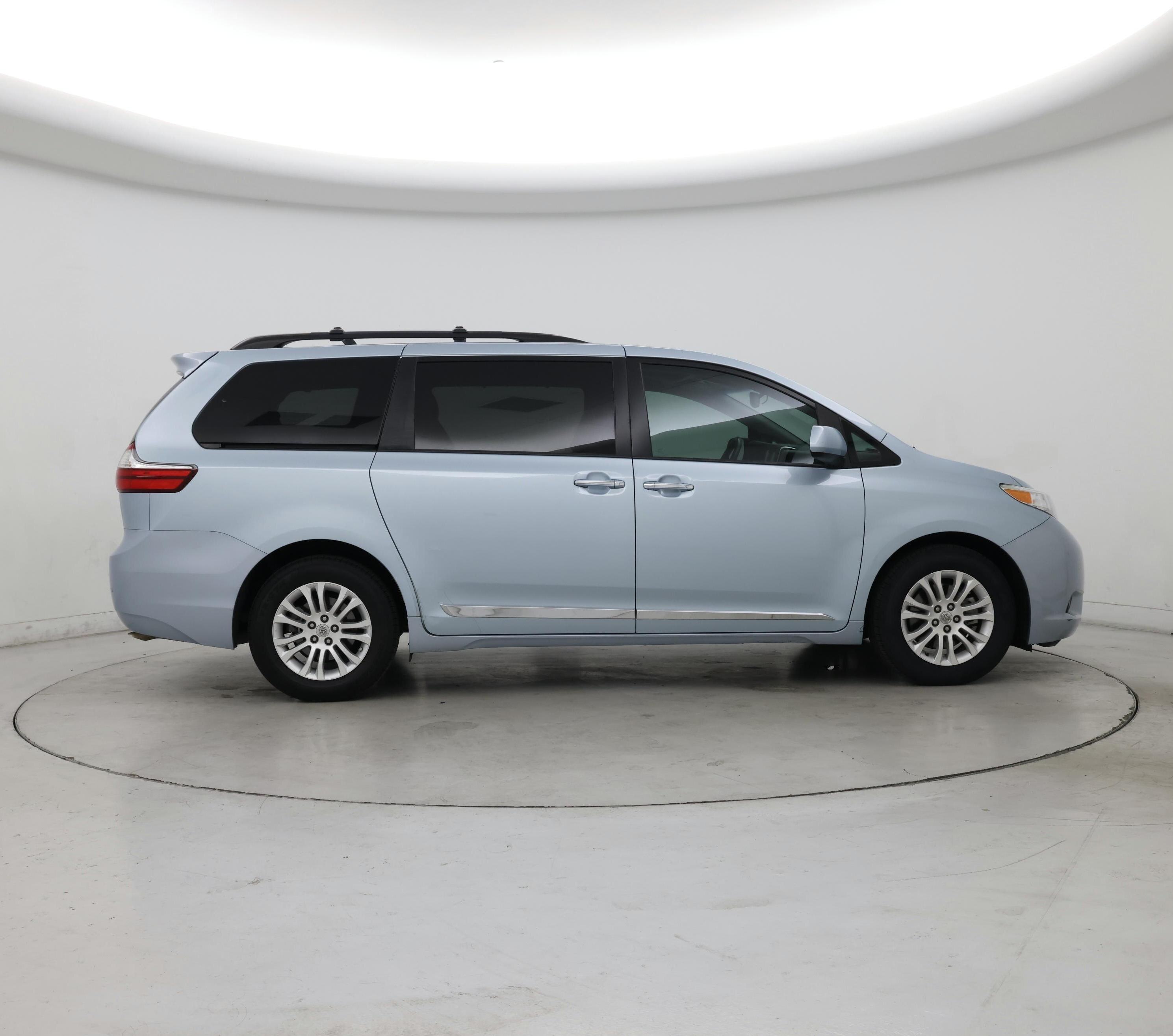 Thumbnail: 2016 Toyota Sienna - 7