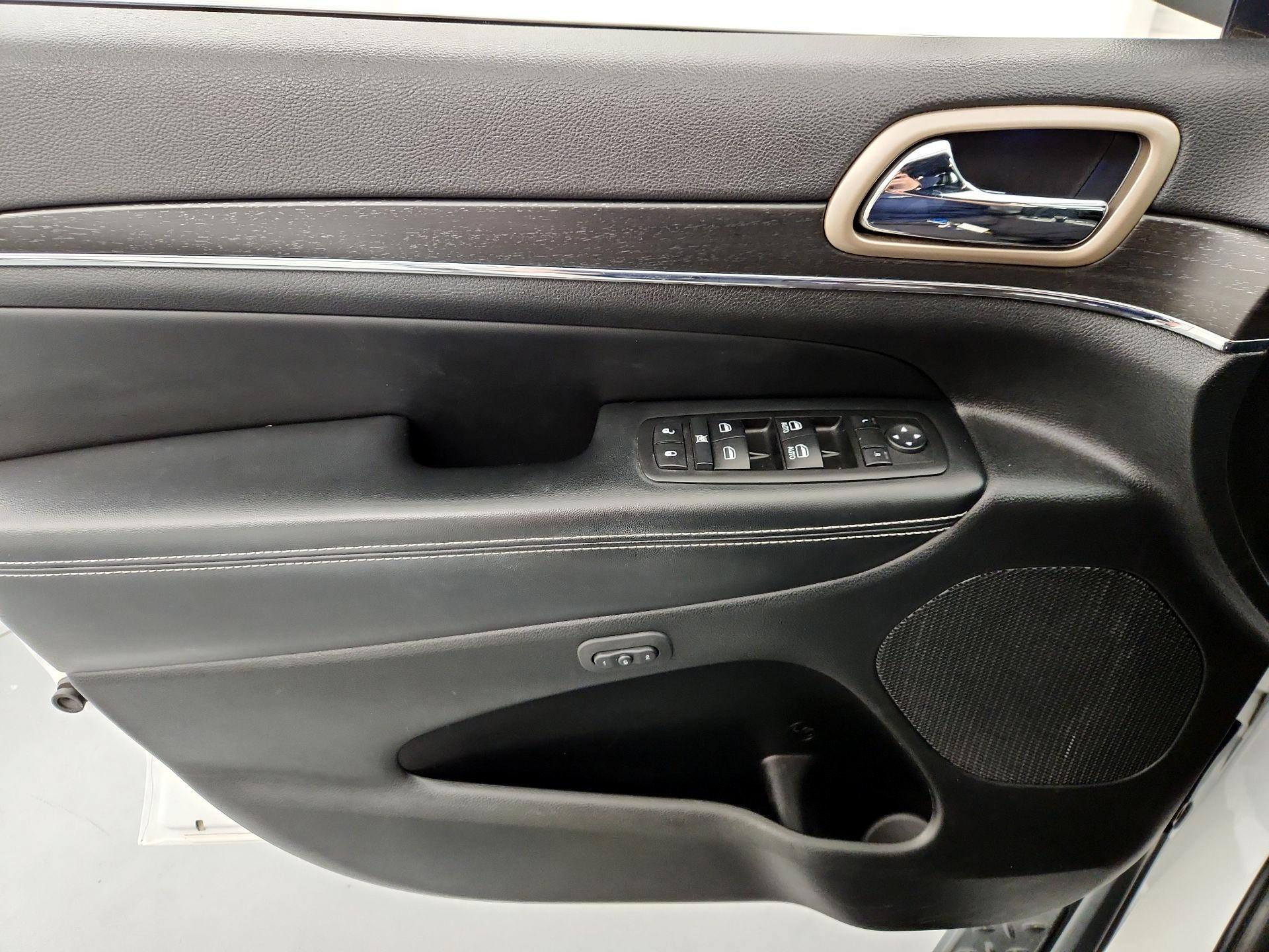 Thumbnail: 2015 Jeep Grand Cherokee - 12