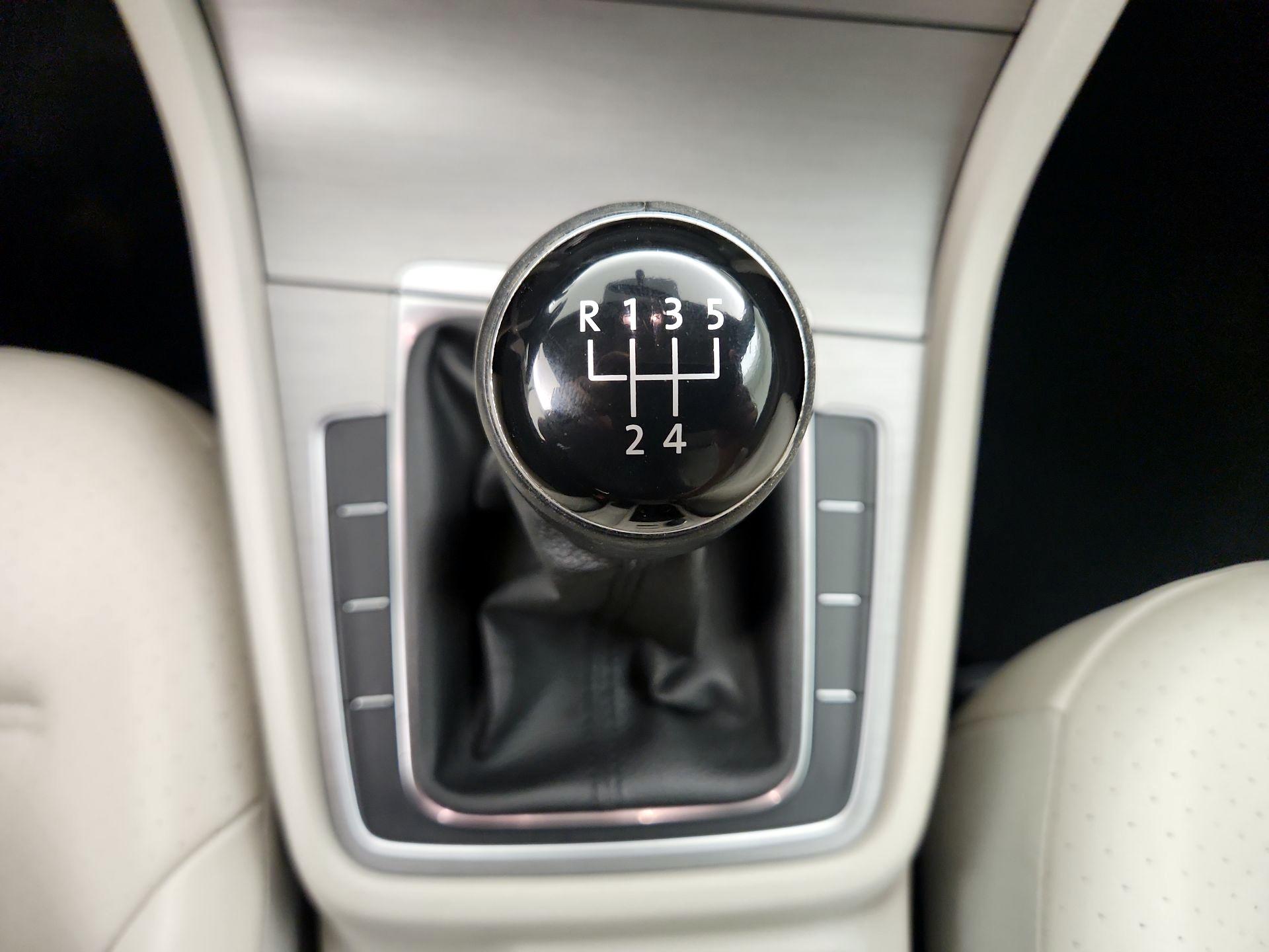 Thumbnail: 2015 Volkswagen Golf - 16