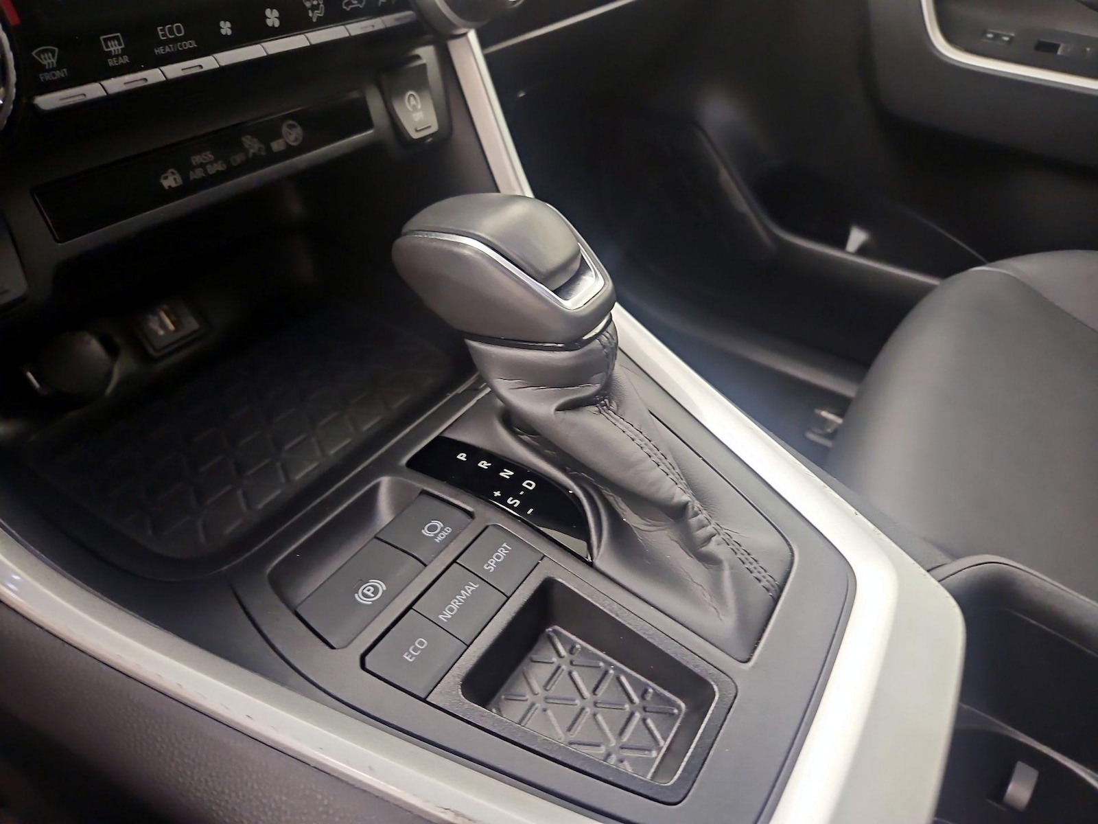 2024 Toyota RAV4 XLE Premium - Photo 18