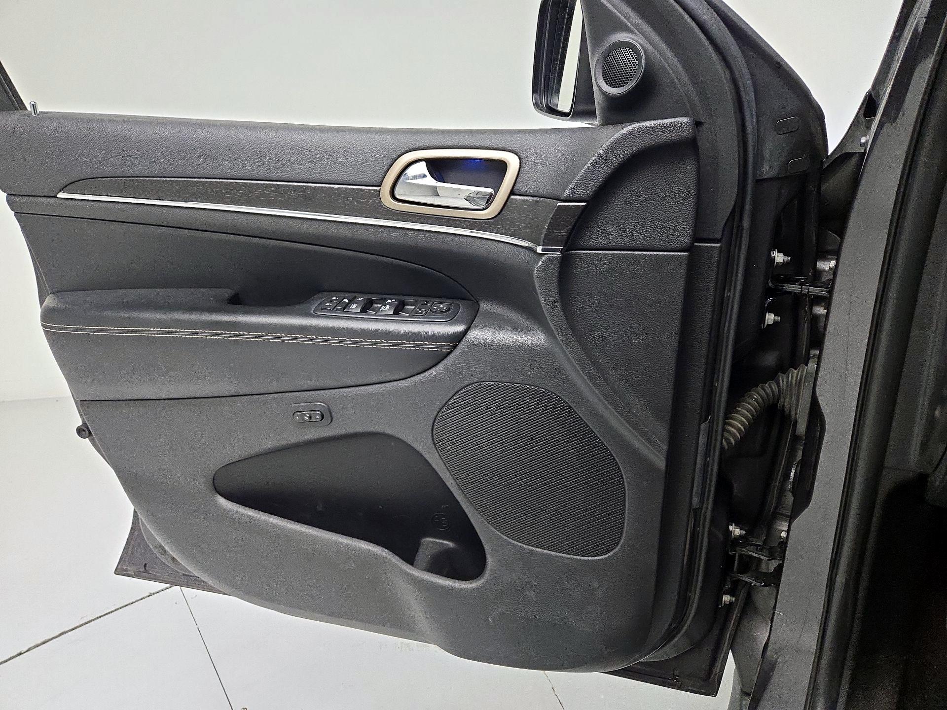 Thumbnail: 2015 Jeep Grand Cherokee - 12