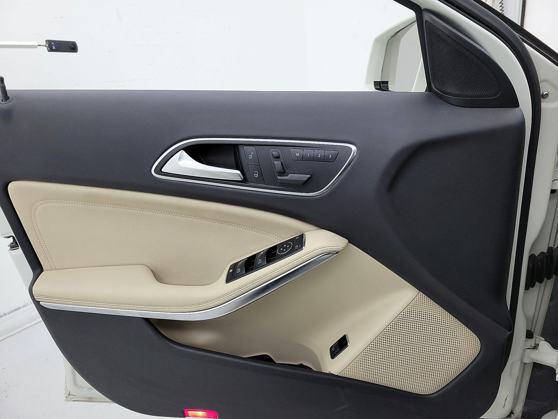 Thumbnail: 2016 Mercedes-Benz GLA - 12