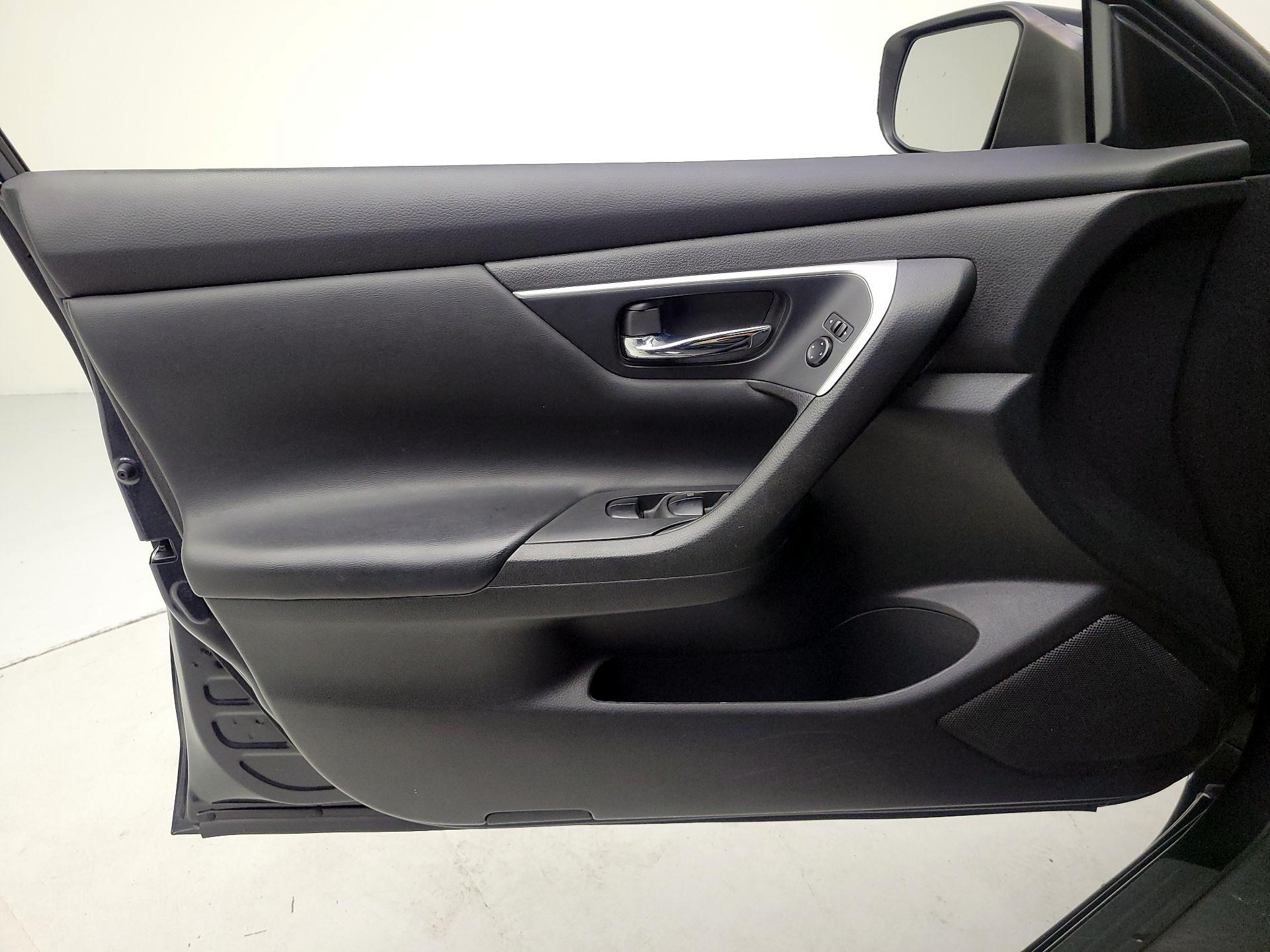 Thumbnail: 2016 Nissan Altima - 12