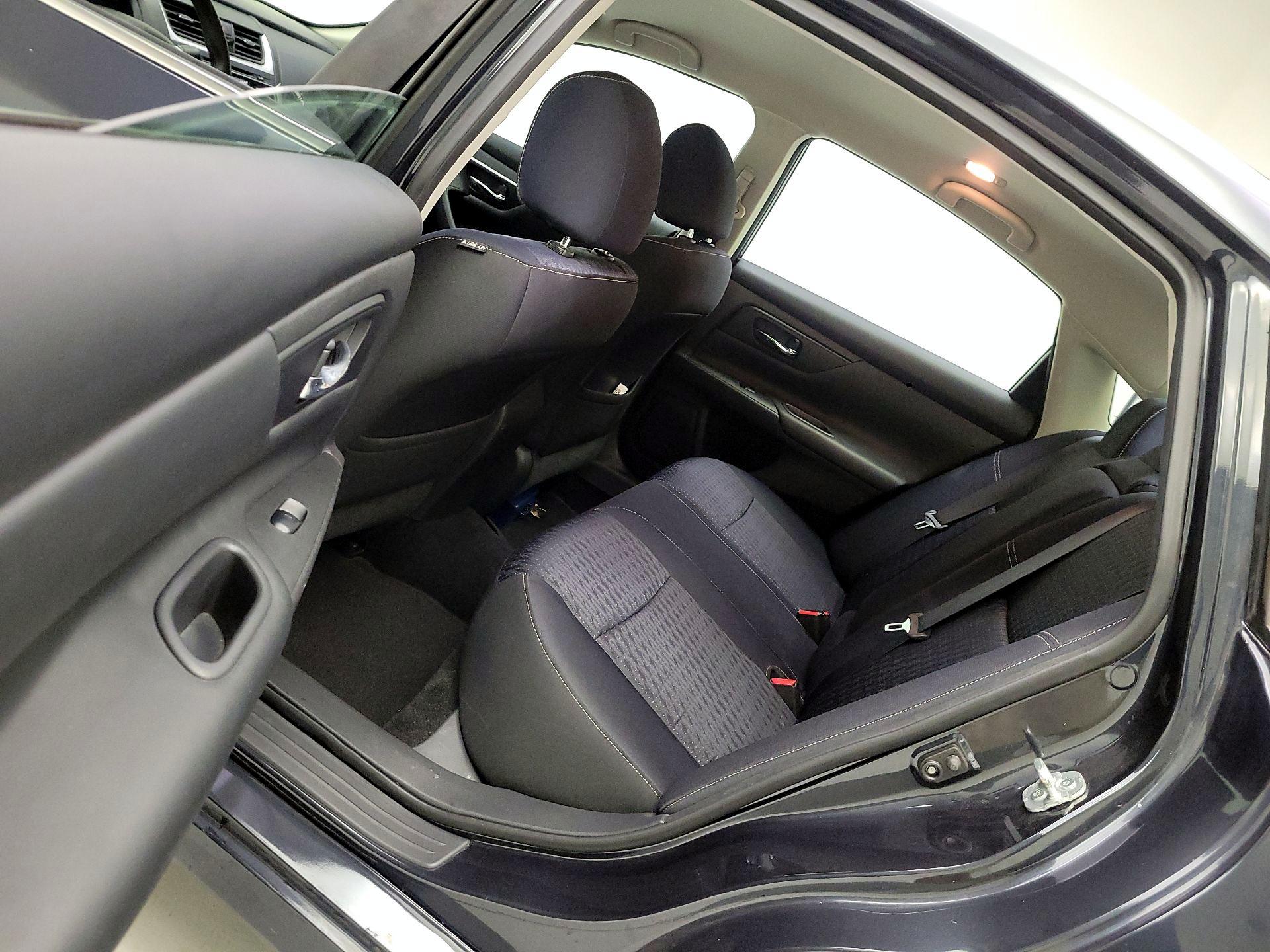 Thumbnail: 2016 Nissan Altima - 19