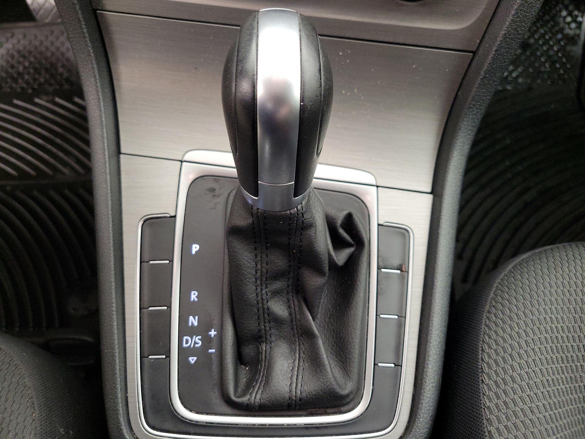 Thumbnail: 2016 Volkswagen Golf - 17