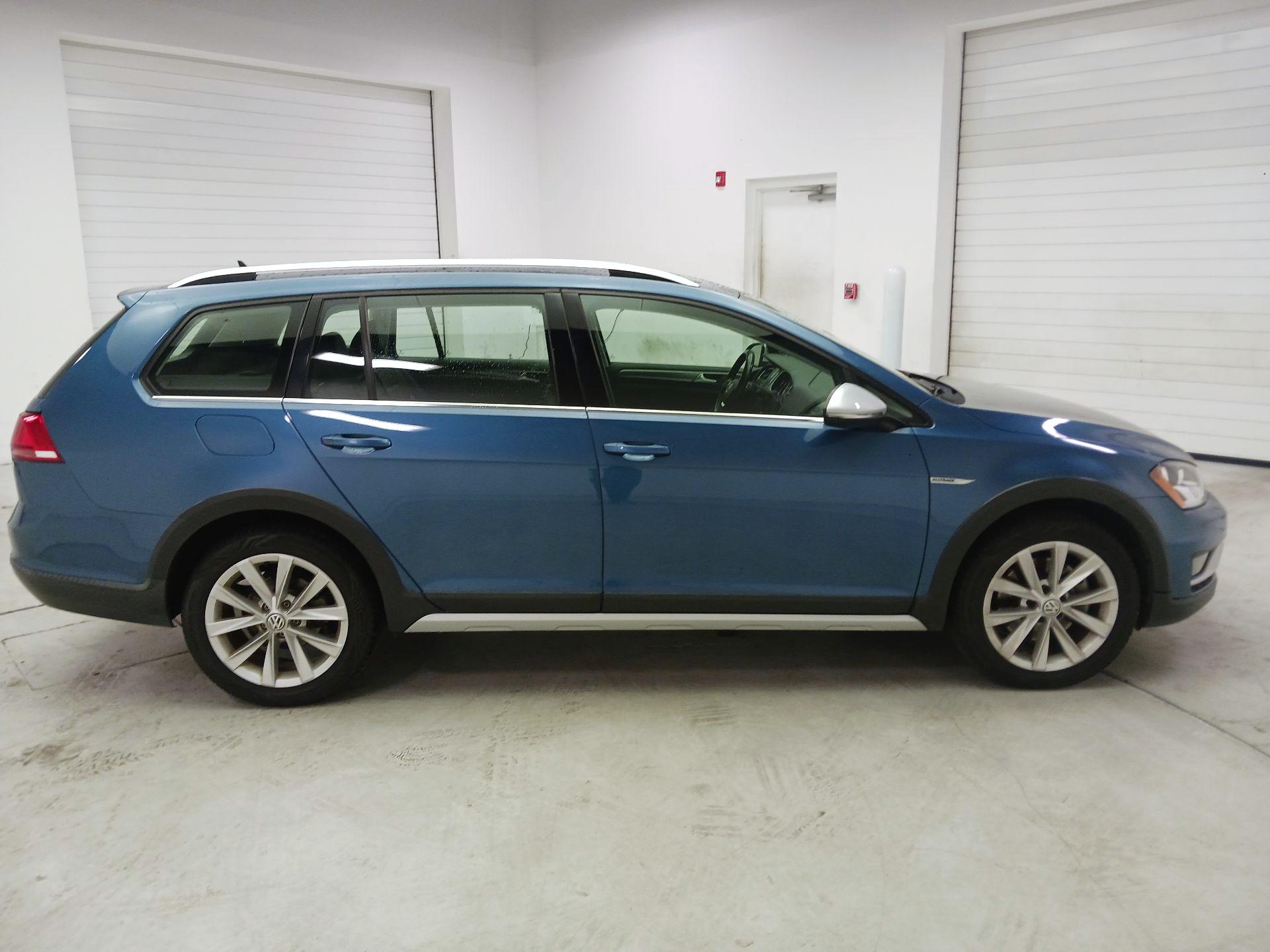 Thumbnail: 2017 Volkswagen Golf - 4