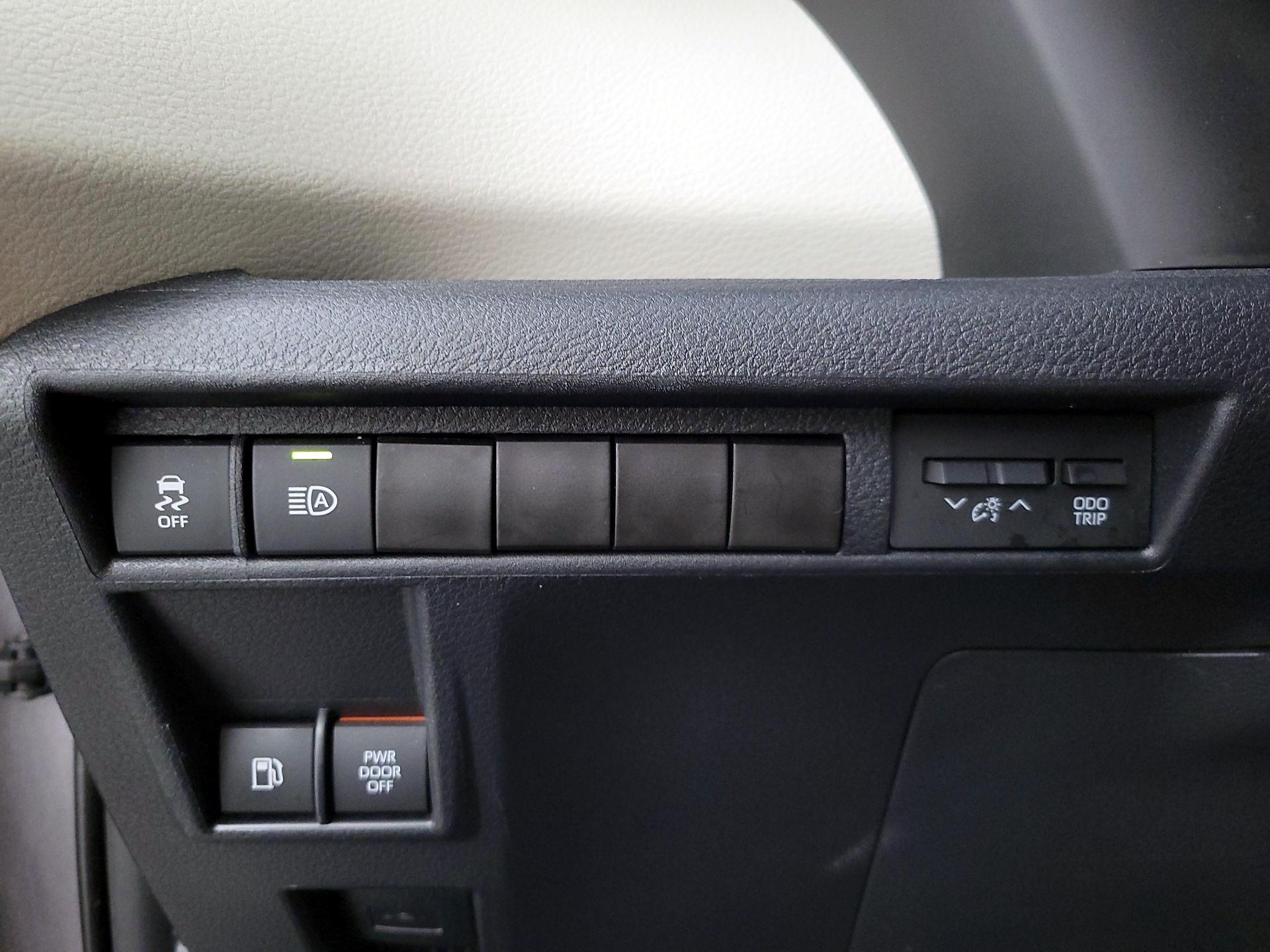 Thumbnail: 2021 Toyota Sienna - 13