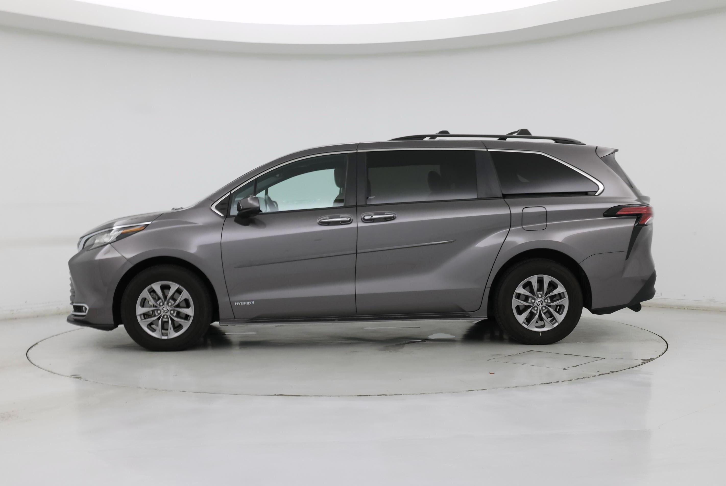 Thumbnail: 2021 Toyota Sienna - 3