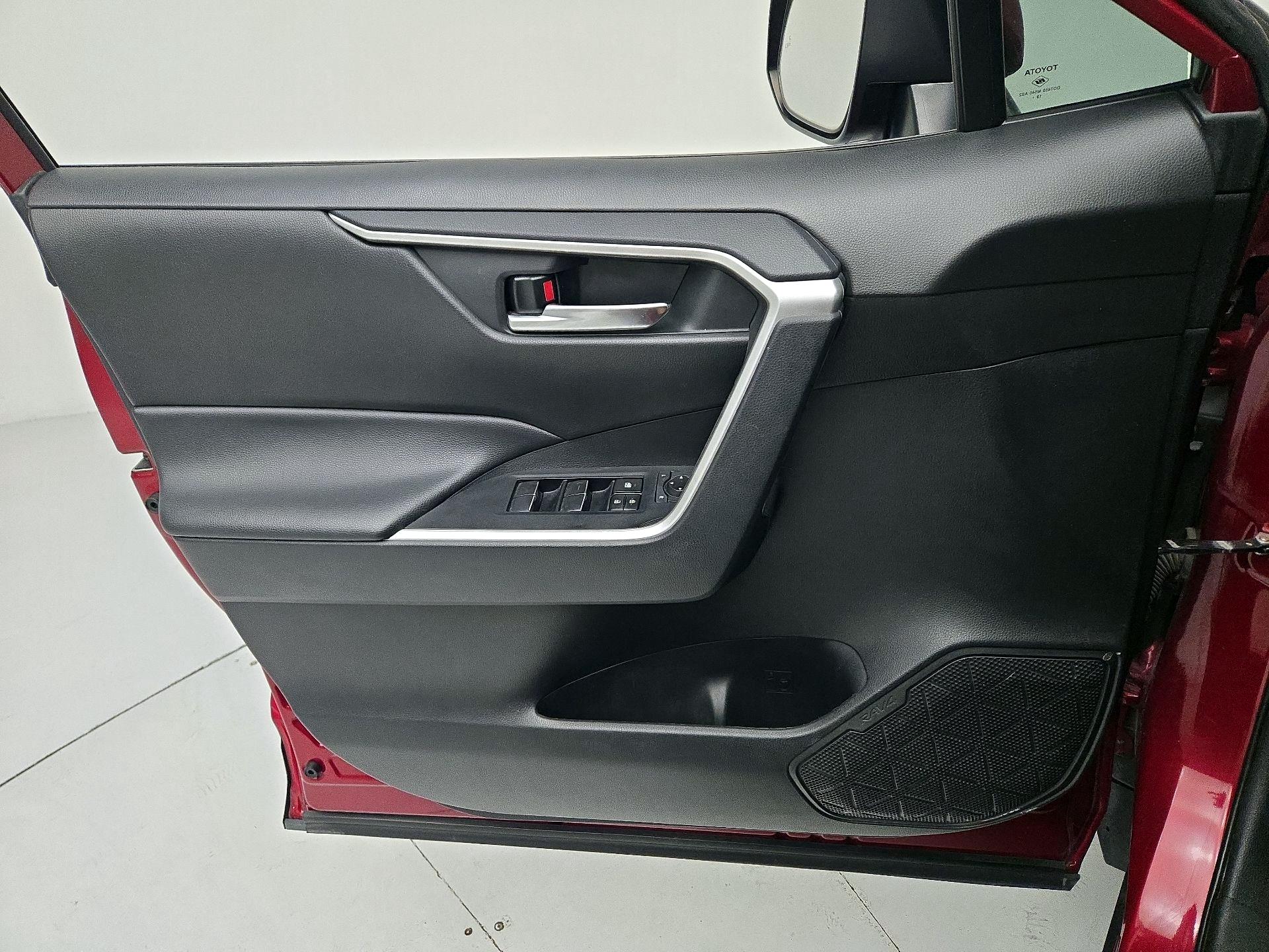 Thumbnail: 2020 Toyota RAV4 - 12