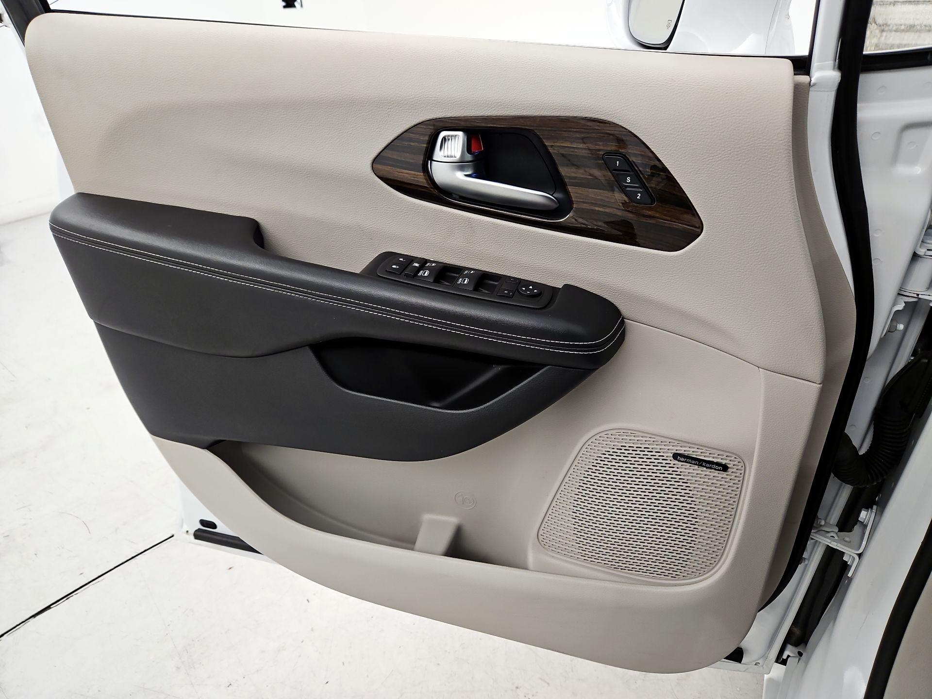 Thumbnail: 2021 Chrysler Pacifica - 12
