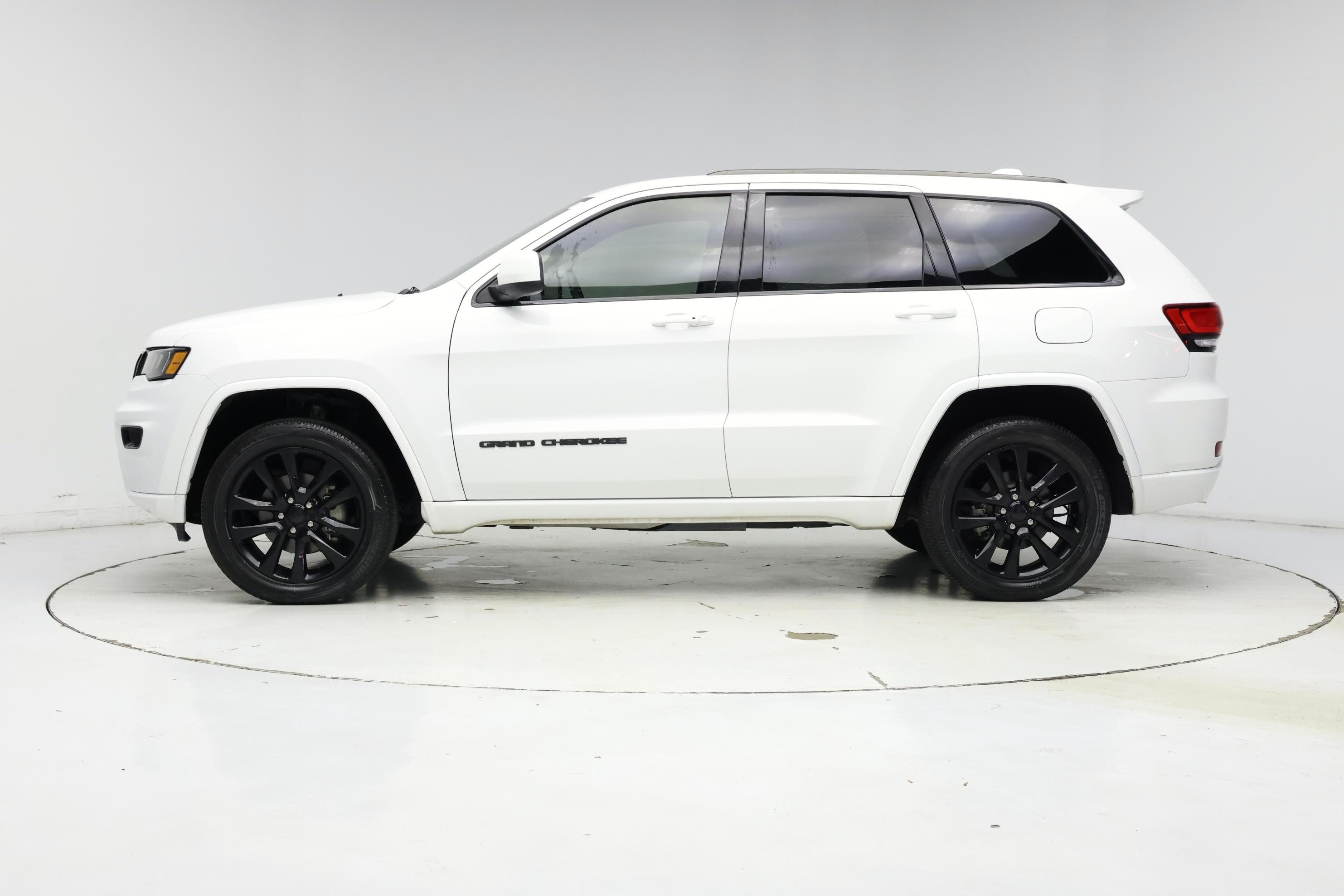 Thumbnail: 2017 Jeep Grand Cherokee - 3