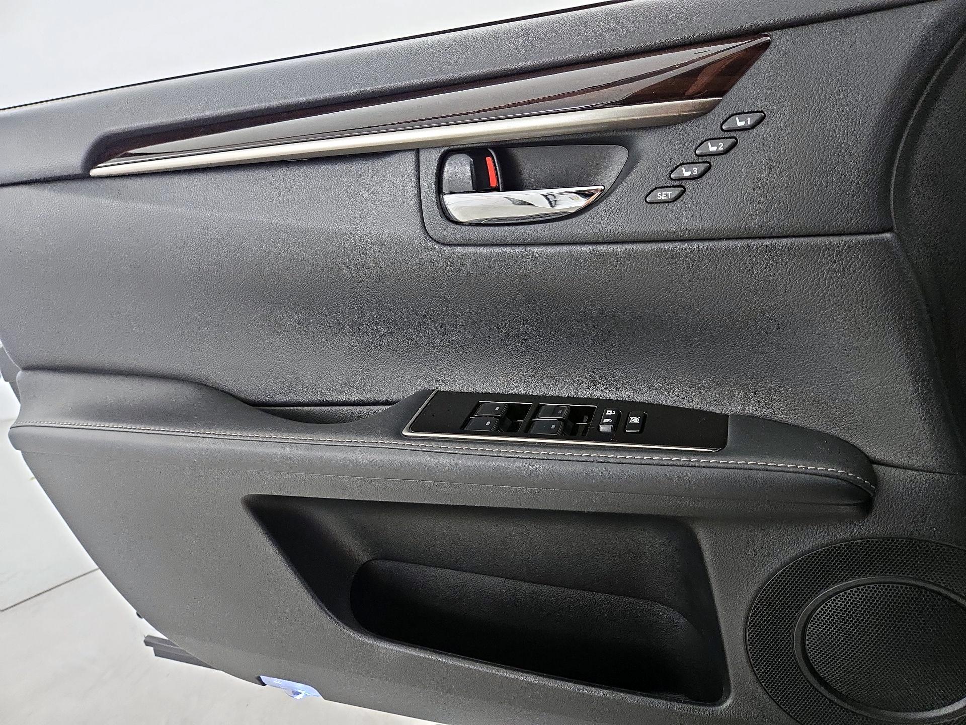 Thumbnail: 2018 Lexus ES - 12