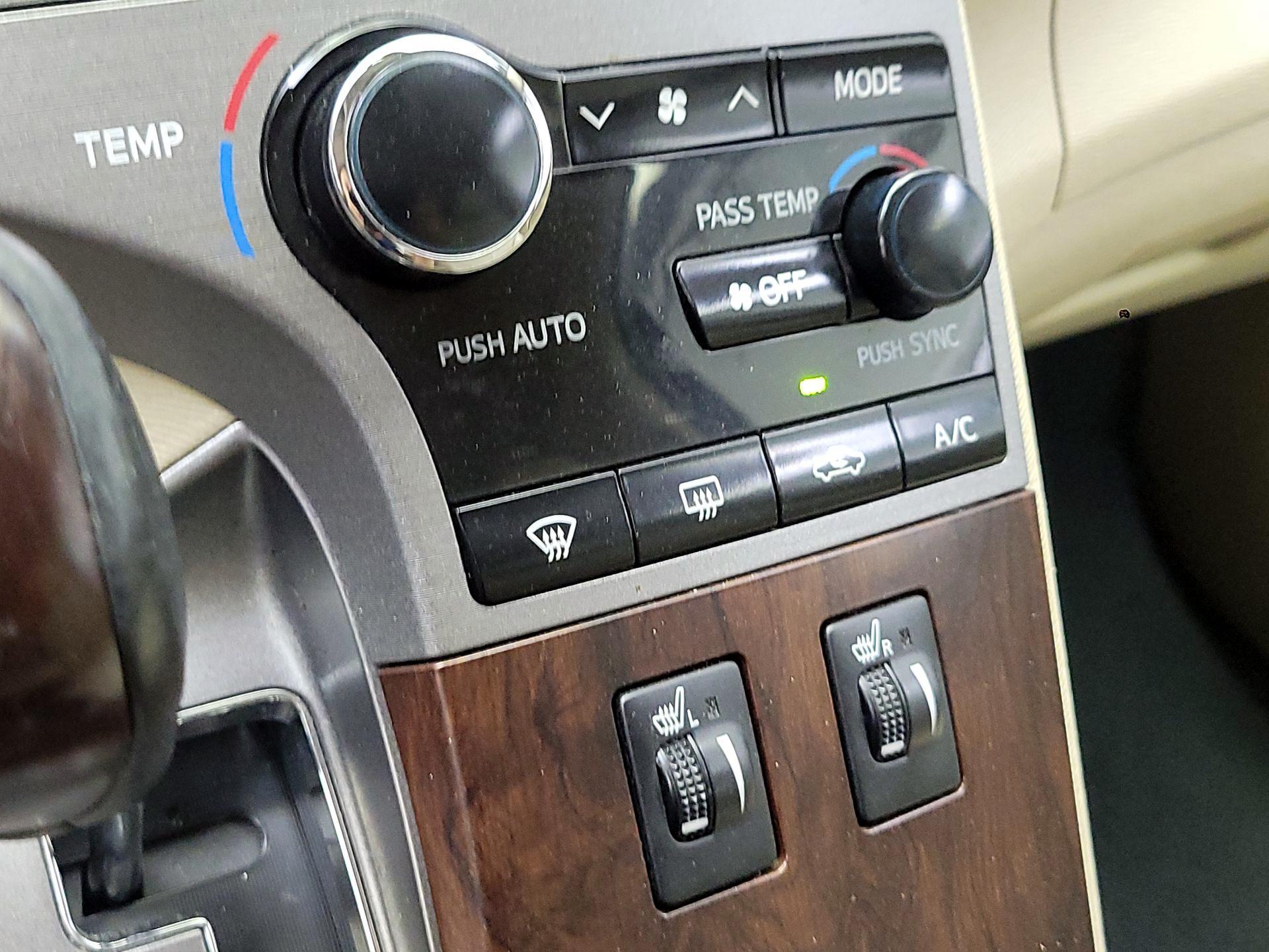 Thumbnail: 2014 Toyota Venza - 16