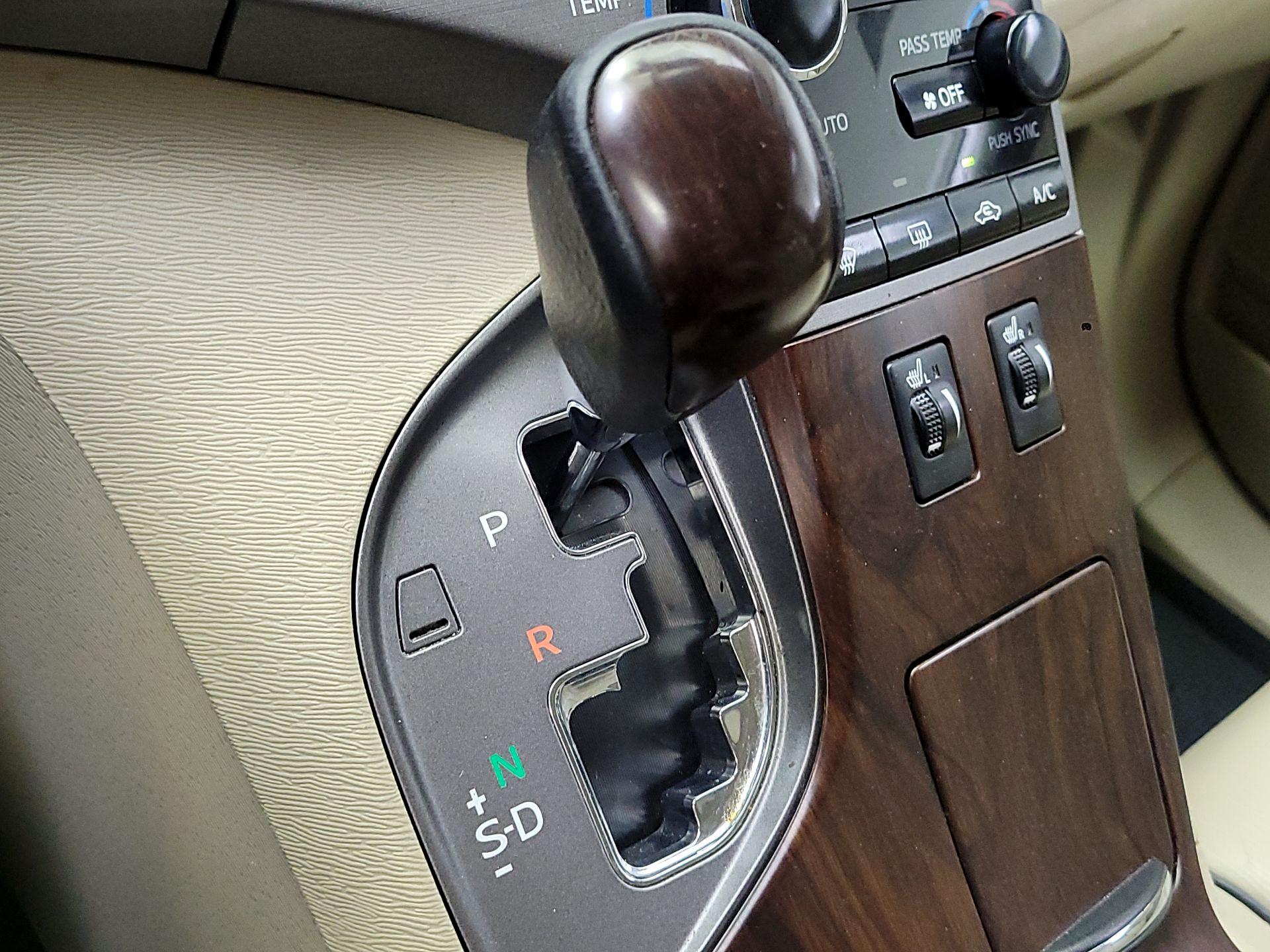 Thumbnail: 2014 Toyota Venza - 17