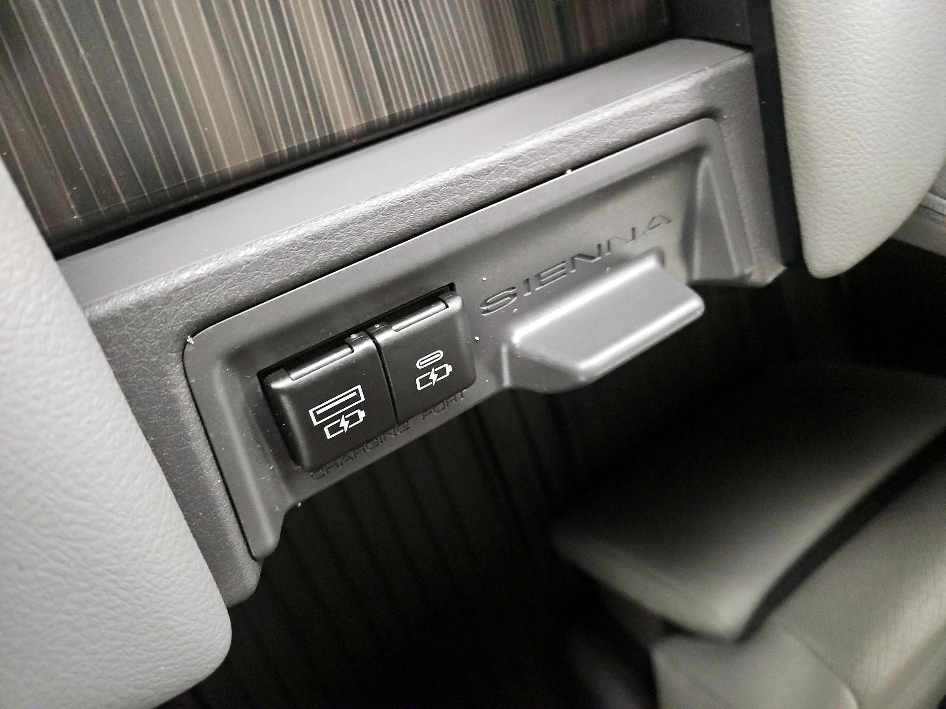 Thumbnail: 2022 Toyota Sienna - 17