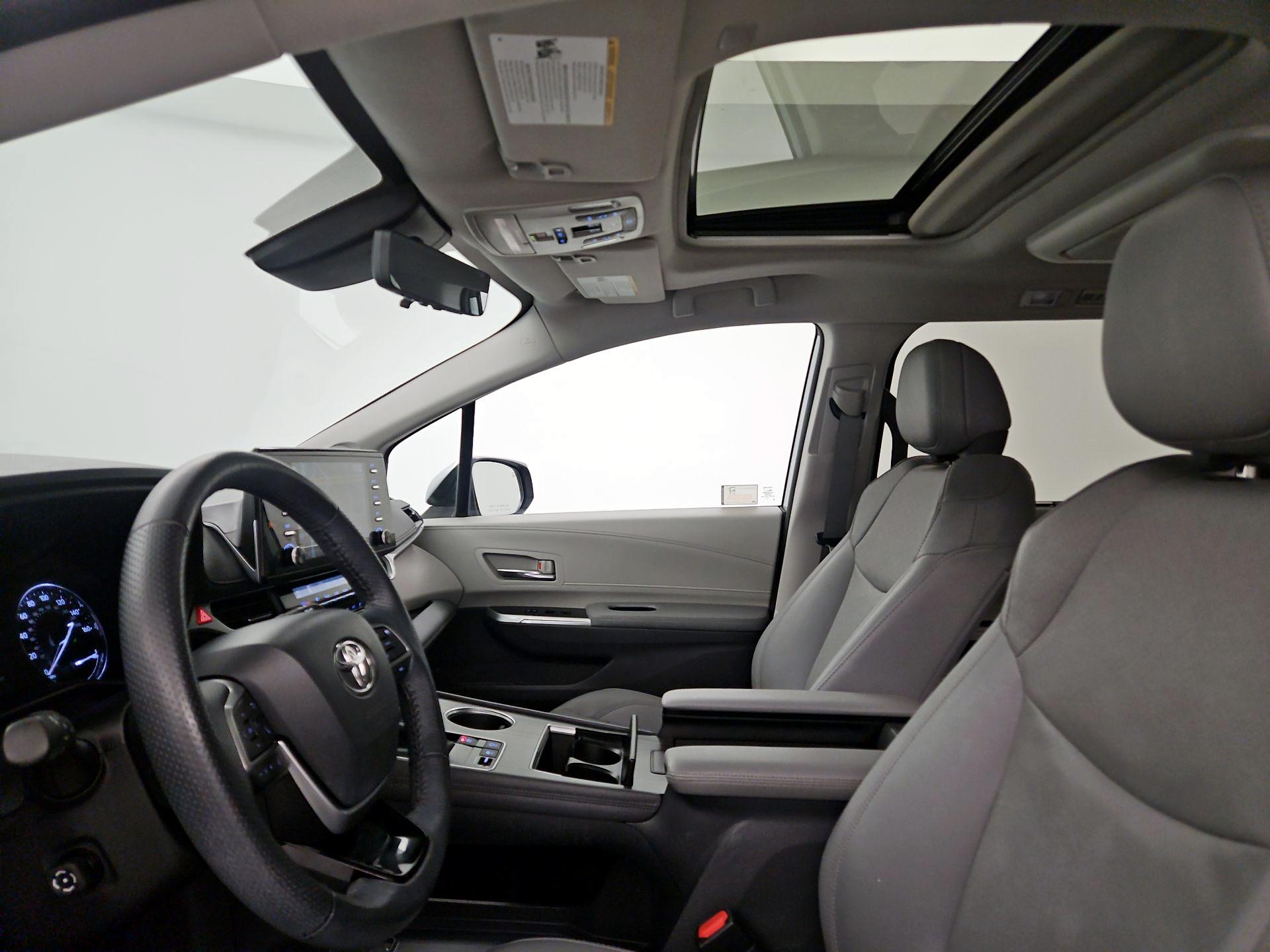 Thumbnail: 2022 Toyota Sienna - 18