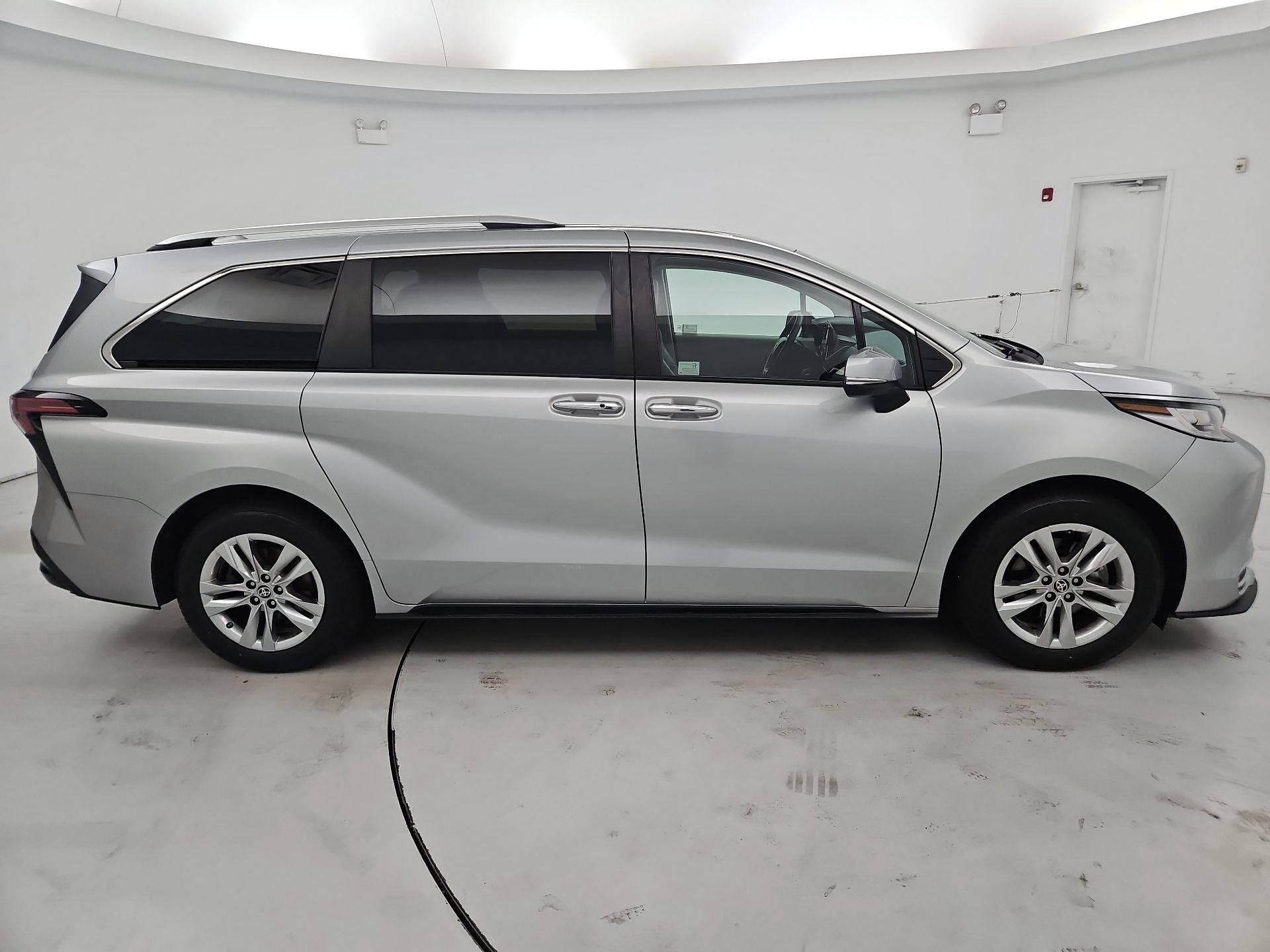 Thumbnail: 2022 Toyota Sienna - 4