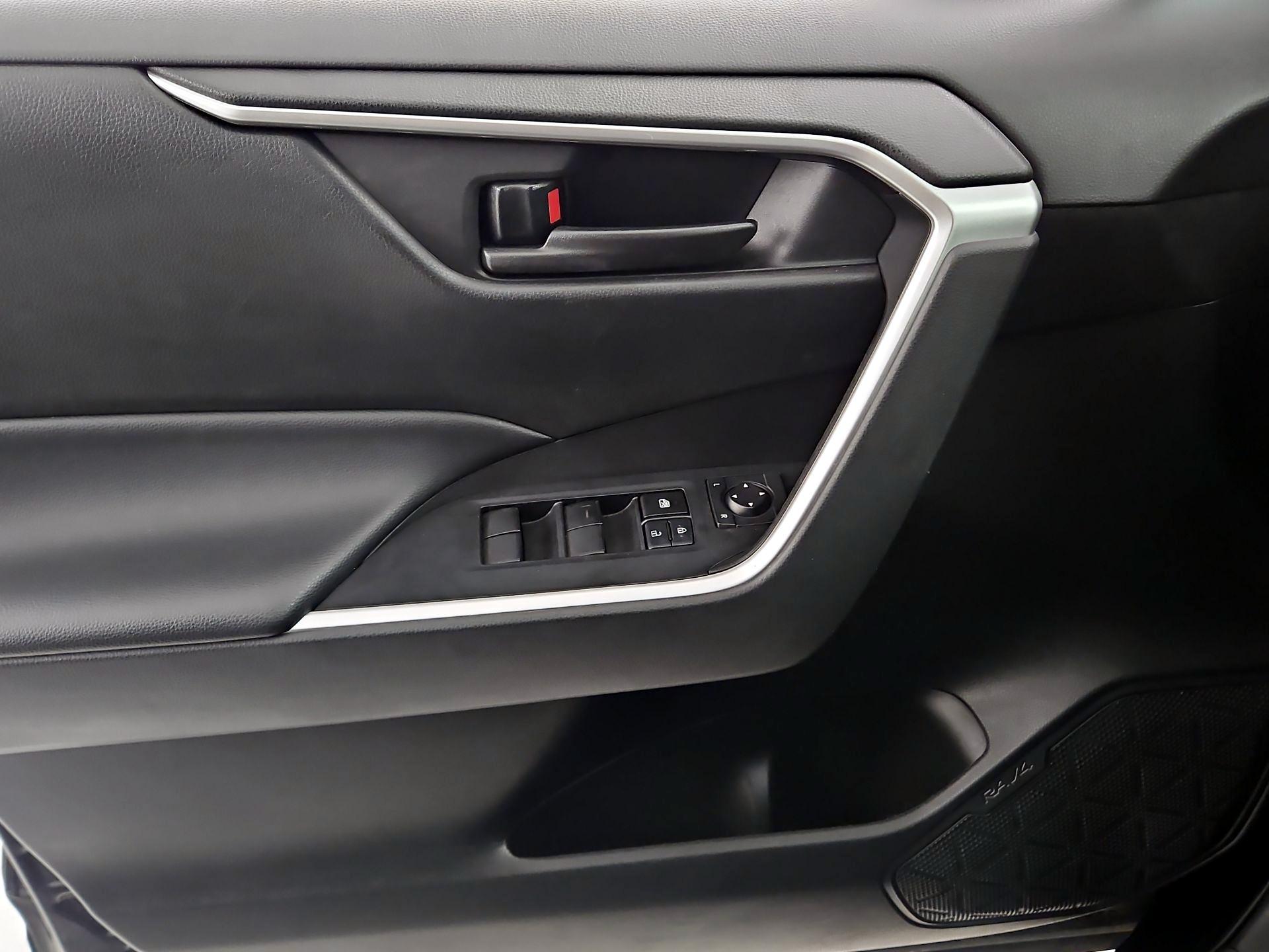Thumbnail: 2022 Toyota RAV4 - 10