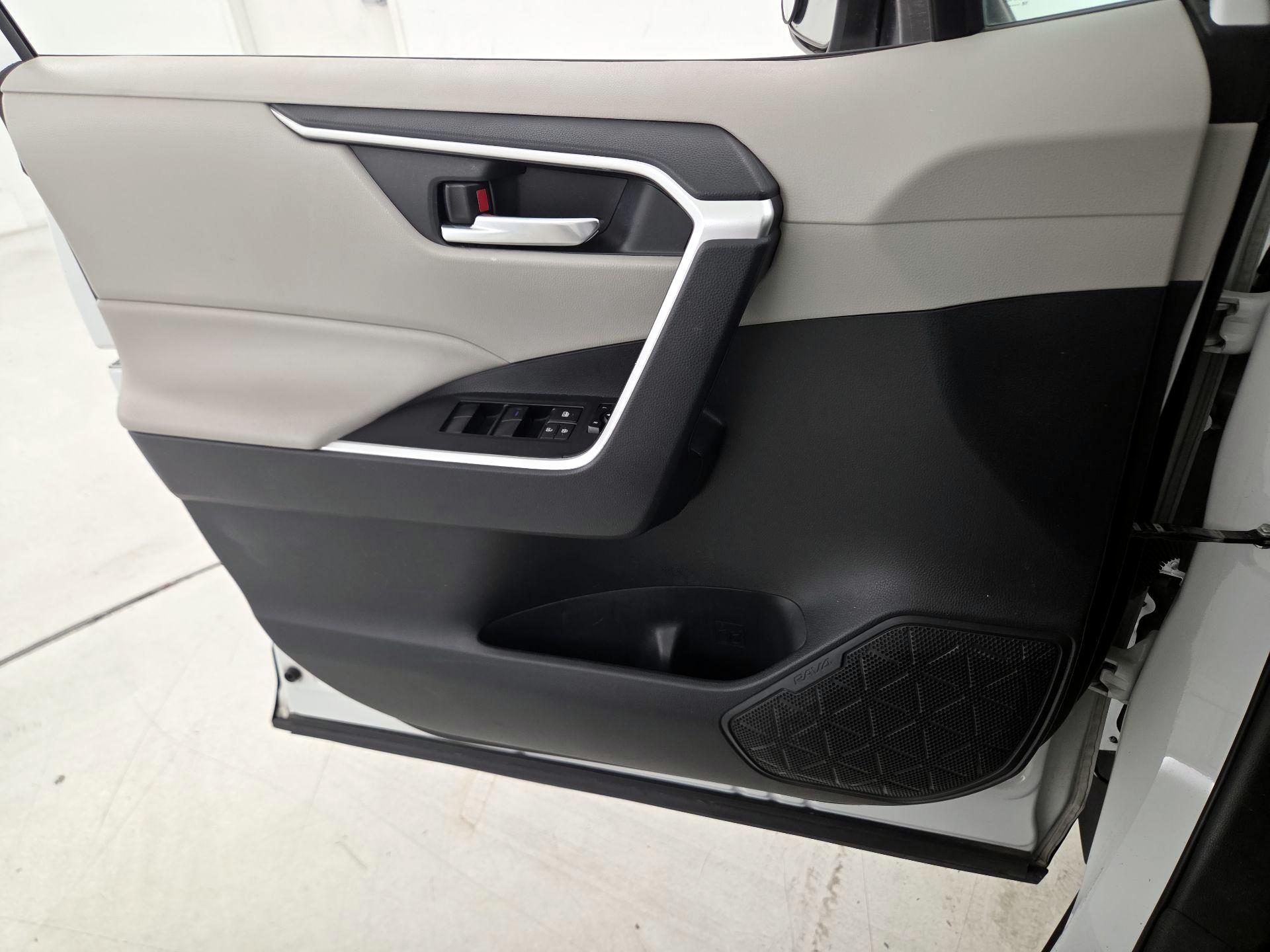 Thumbnail: 2019 Toyota RAV4 - 12