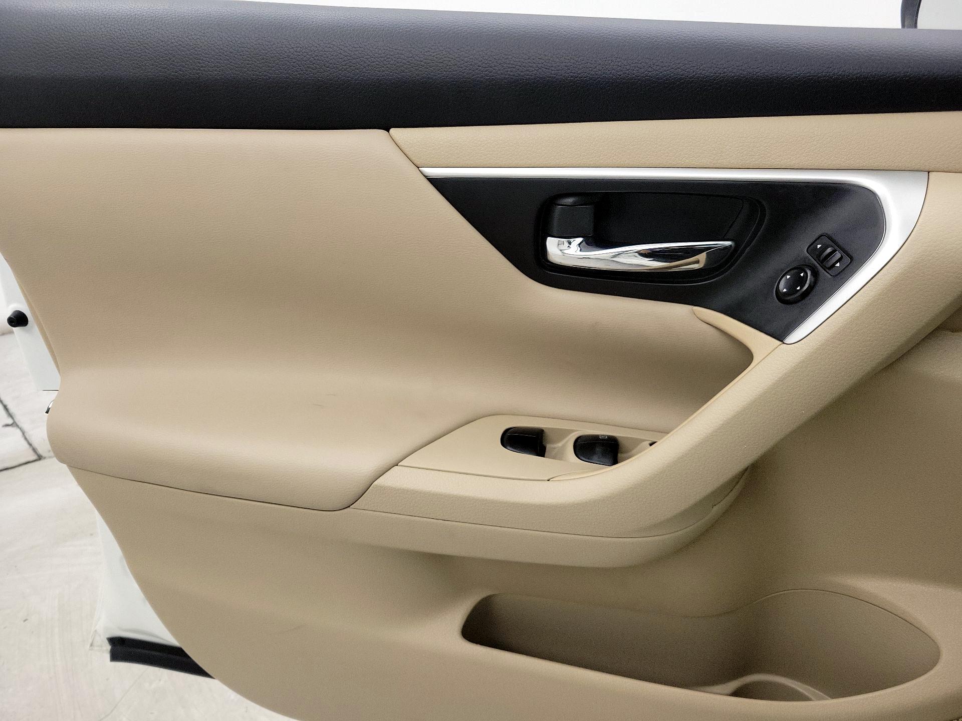 Thumbnail: 2016 Nissan Altima - 12