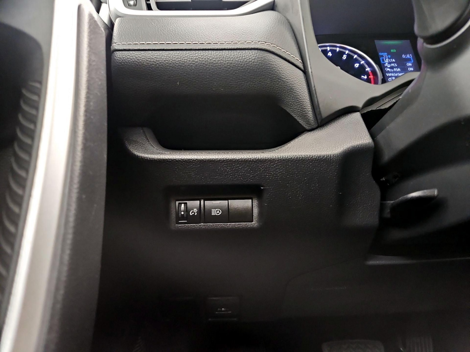 2021 Toyota RAV4 LE - Photo 14