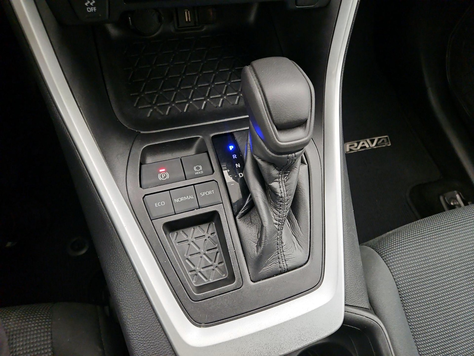 2021 Toyota RAV4 LE - Photo 18