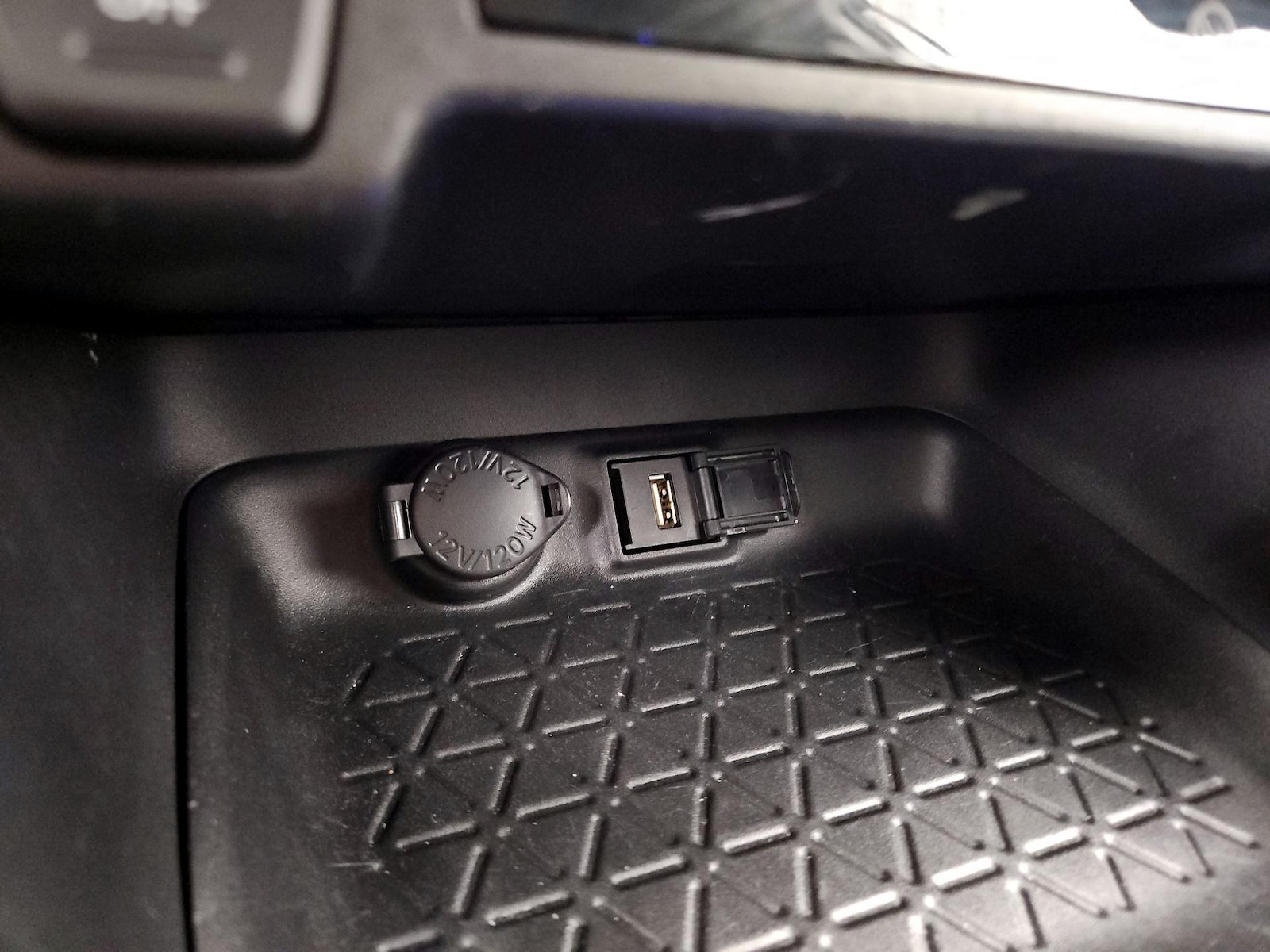 2021 Toyota RAV4 LE - Photo 19