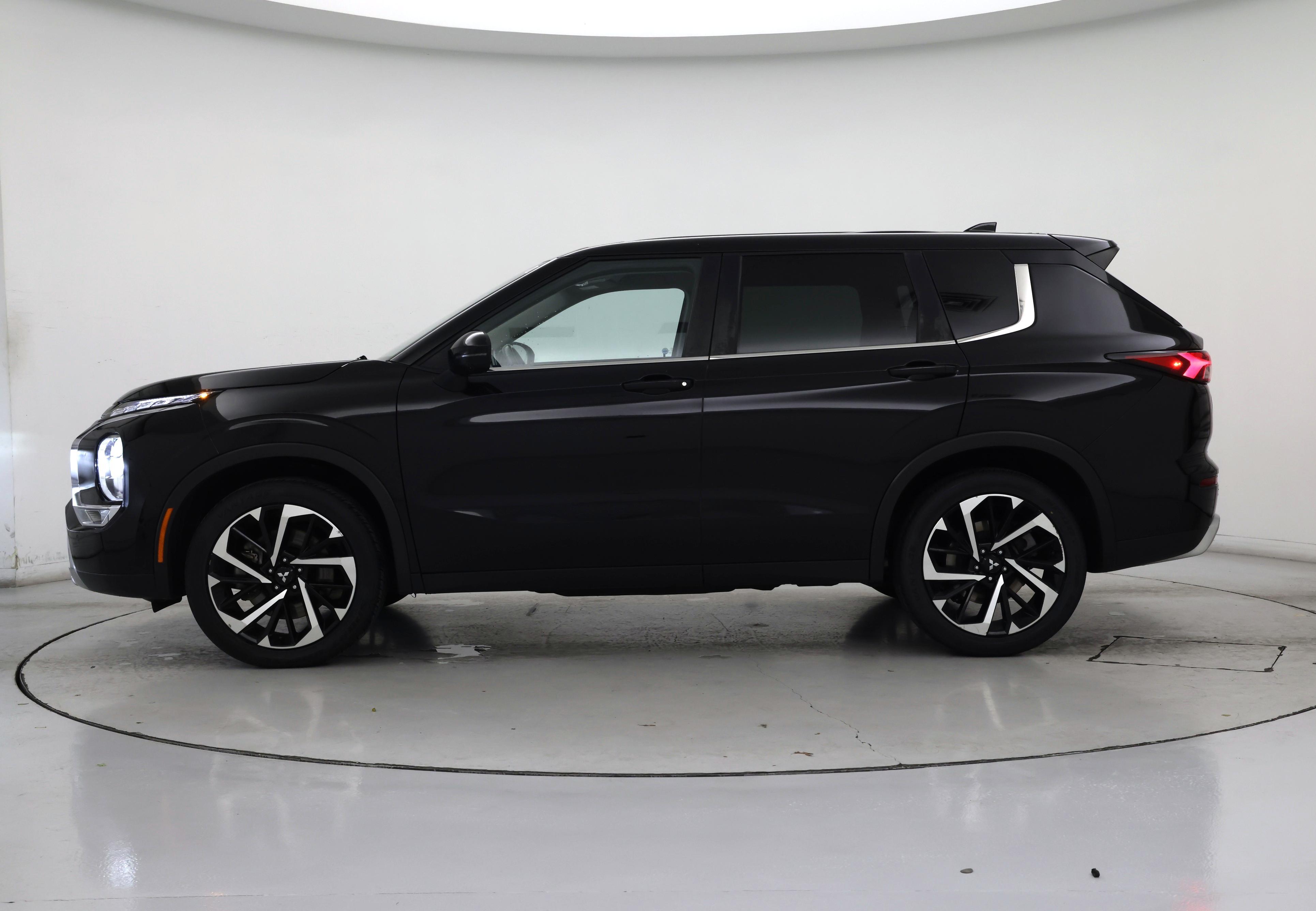Thumbnail: 2022 Mitsubishi Outlander - 3