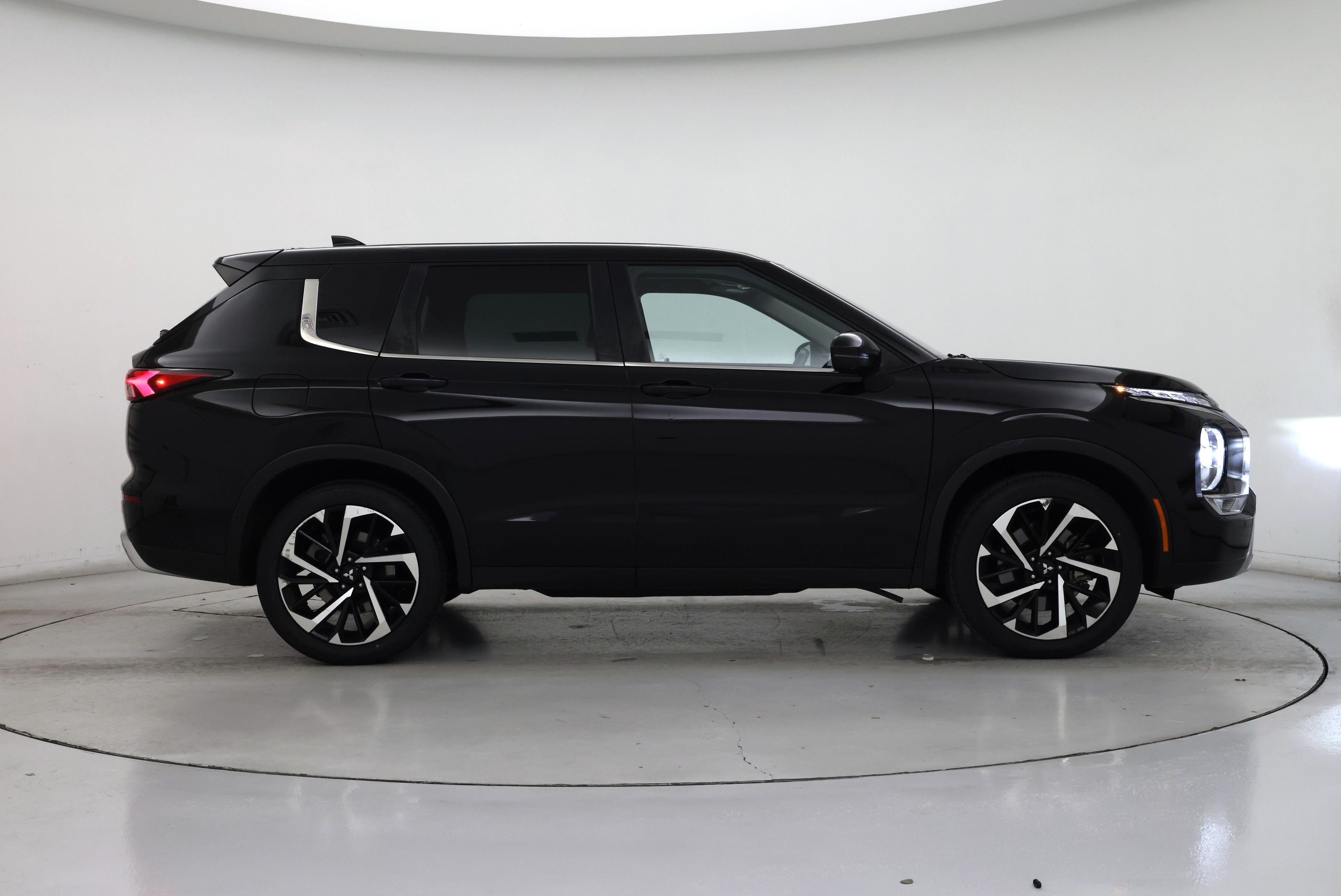 Thumbnail: 2022 Mitsubishi Outlander - 7