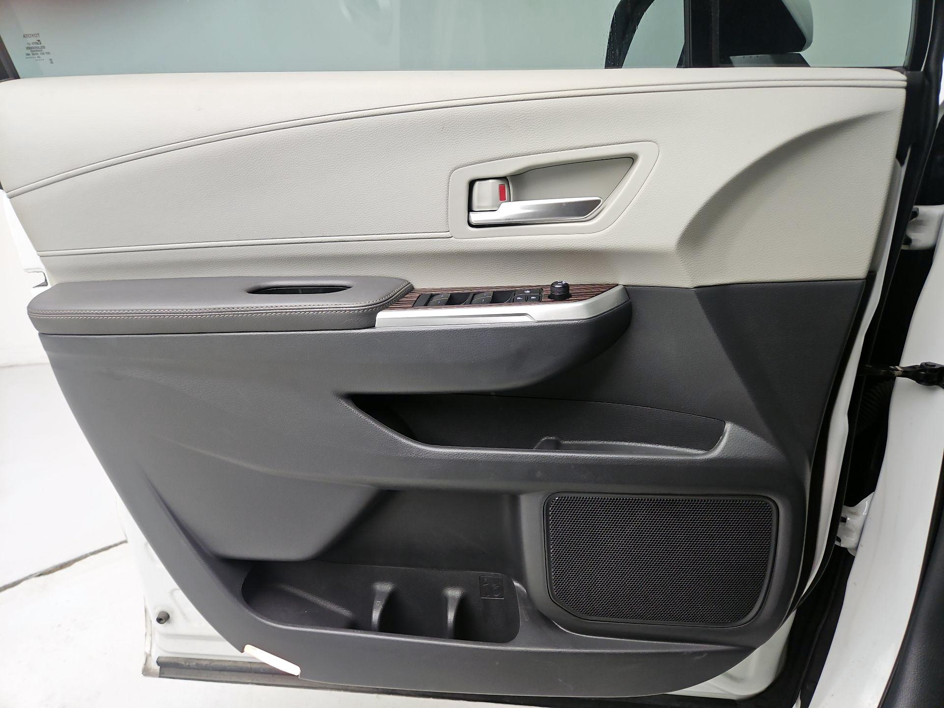 Thumbnail: 2024 Toyota Sienna - 12