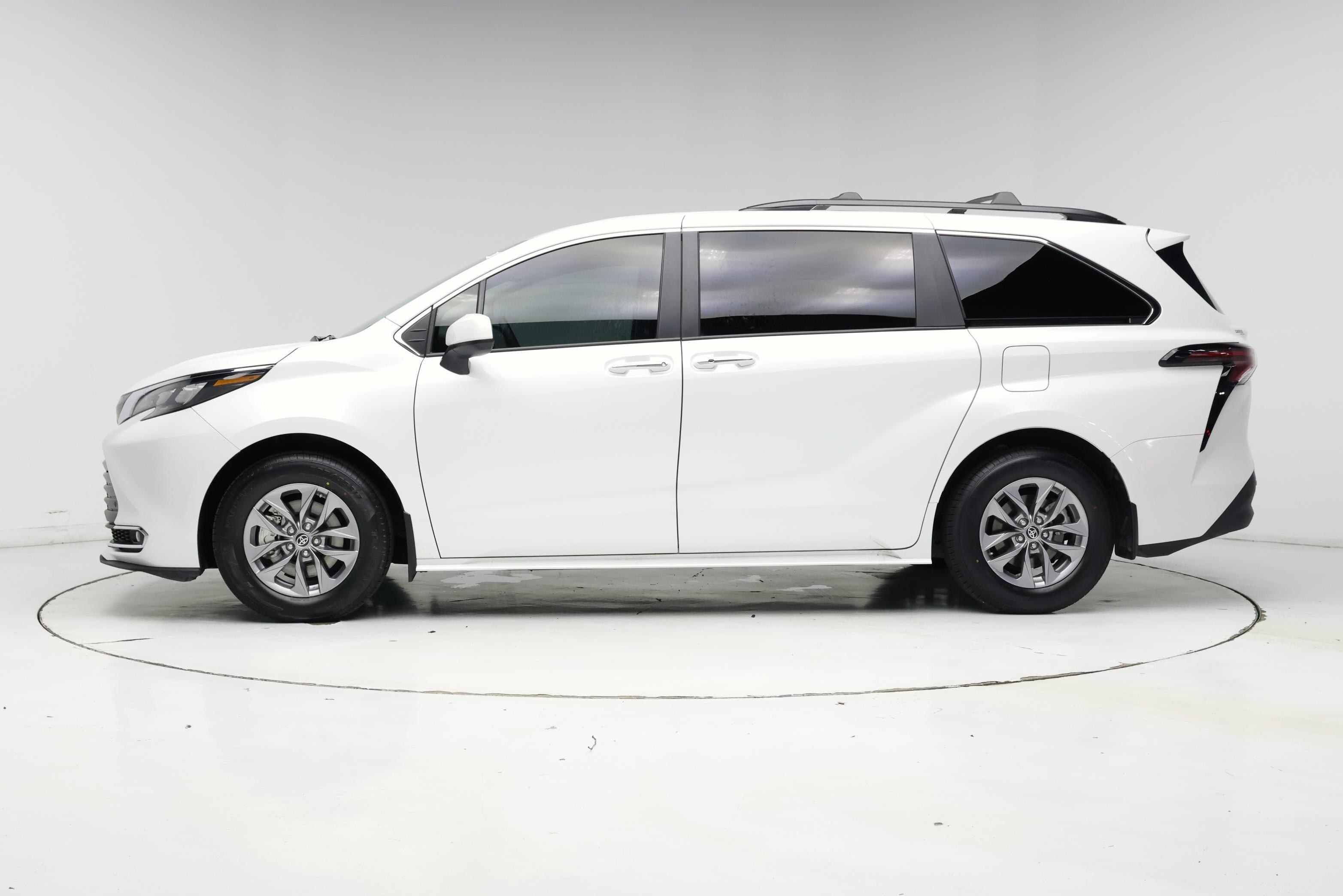Thumbnail: 2024 Toyota Sienna - 3