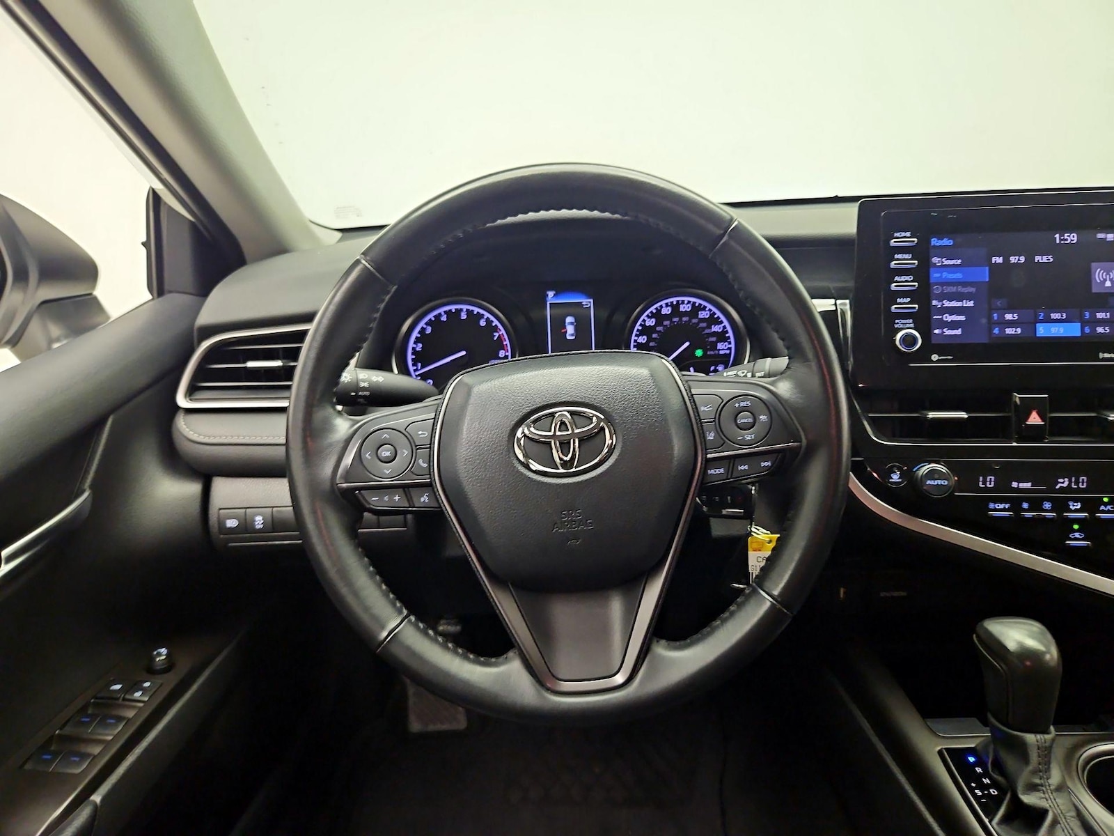 2023 Toyota Camry SE - Photo 11